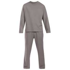 Pánske pyžamo Calvin Klein šedé (NM2951-PR8) L.
Vychutnajte si svoje večery a rána v štýle Calvin Klein – v pohodlných, mäkkých a elegantných pánskych pyžamách, ktoré vás doslova pohladia.
Čistá bavlna pre prirodzený komfort
Pánske pyžamy Calvin Klein sú vyrobené zo 100 % bavlny, ktorá je priedušná, mäkká a príjemná na dotyk.
Elegantný vzhľad, ktorý si zamilujete
Jednofarebné tričko s dlhým rukávom a dlhé vzorované nohavice sú klasickou kombináciou, ktorá vyzerá štýlovo a sofistikovane.
Prečo by ste mali vyskúšať pyžamo Calvin Klein

100 % bavlna: Prírodný, priedušný a pohodlný materiál, ktorý zaručuje komfort.
Nadčasový a elegantný dizajn Calvin Klein: Jednoduchosť, ktorá vyzerá skvele.
Pohodlný strih pre voľnosť pohybu: Ideálne na spanie a relaxáciu doma.

Spodná bielizeň Calvin Klein je obľúbená u ľudí po celom svete
Spodná bielizeň Calvin Klein je základným prvkom módneho priemyslu.
Ako sa starať o pyžamy Calvin Klein

Pranie: Práťte na 30 °C, ideálne naruby a s podobnými farbami.
Sušenie: Pyžamo môžete bezpečne sušiť v sušičke pri nízkej teplote.
Žehlenie: Žehlenie nie je potrebné – materiál je dostatočne hladký, ale ak máte radi dokonalý vzhľad, žehlite pri nízkej teplote a naruby, bez naparovania.

Tip: Staňte sa odborníkom na starostlivosť o spodnú bielizeň vďaka tipom v našom článku a poskytnite svojim obľúbeným kúskom starostlivosť, ktorú si zaslúžia.