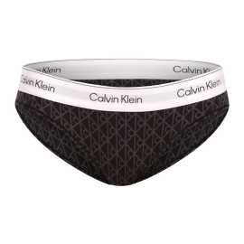 Dámske nohavičky Calvin Klein viacfarebné (QF8520-2RG) M.
Doprajte si každodennú dávku pohodlia a sebavedomia s dámskými nohavičkami Calvin Klein.
Materiál, ktorý vás bude rozmaznávať na každom kroku
Nohavičky Calvin Klein sú vyrobené z kvalitnej zmesi bavlny, modalu a elastanu.
Minimalistický dizajn s ikonickým podpisom
Obľúbený strih v klasických farbách je doplnený výrazným vytkávaným gumom s logom „Calvin Klein“, ktorý dodáva prádlu módny šmrnc.
Prečo si Calvin Klein nohavičky zaručene zamilujete

Prémiový materiál pre celodenné pohodlie: Kombinácia bavlny, modalu a elastanu je jemná k pokožke, priedušná a skvele sa prispôsobí vášmu telu.
Štýlový a ikonický dizajn: Minimalistický vzhľad s vyšívanou gumou Calvin Klein zaručí, že sa budete cítiť sebavedome a atraktívne každý deň.
Univerzálne použitie: Ideálne na každodenné nosenie, do práce, voľný čas aj na ľahký šport, bez kompromisov v pohodlí alebo štýle.

Spodná bielizeň Calvin Klein milujú ľudia po celom svete
Dámske spodné prádlo Calvin Klein patrí medzi stálici módneho priemyslu.
Ako sa starať o nohavičky Calvin Klein?
Aby vaše obľúbené nohavičky vydržali dlho v skvelom stave, odporúčame dodržiavať nasledujúce pokyny na údržbu.

Pranie: Per nohavičky pri maximálnej teplote 30 °C.
Sušenie: Nohavičky môžeš sušiť v sušičke, ale iba na nízku teplotu.
Žehlenie: Nohavičky nie je potrebné žehliť.

Tip: Niekedy je náročné nájsť správne spodné prádlo, ktoré vám perfektne sedí.