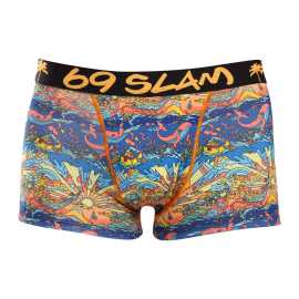 Pánske boxerky 69SLAM Hip DYSTOPIA (MSYDTP-PO) S, trenky.
Vstúpte do sveta, kde sa pohodlie stretáva s originalitou!
Mikrovlákno, ktoré vás presvedčí na prvý dotyk
Boxerky sú vyrobené z umelých vlákien (kombinácia polyesteru a spandexu) - táto zmes vytvára dokonale mäkký, pružný a prispôsobivý materiál.
Výrazný dizajn a premyslený strih na aktívne dni
Boxerky 69SLAM vás na prvý pohľad zaujmú svojím jedinečným vzhľadom, originálnymi vzormi a príjemnými farbami.
Prečo by boxerky 69SLAM nemali chýbať vo vašom šatníku

Mikrovlákno - ľahké, elastické, rýchloschnúce.
Kratšie nohavičky, ktoré sa nikde nekrčia.
Výrazný dizajn s originálnymi vzormi.

69SLAM spodná bielizeň, ktorá vám zdvihne náladu
69SLAM je obľúbená surferská značka z Bali, ktorá oslavuje život, umenie, kreativitu, dizajn a farby v každom detaile.
Ako sa starať o boxerky 69SLAM
Dodržiavaním týchto jednoduchých krokov zabezpečíte, že vaše boxerky 69SLAM budú dlho vyzerať krásne, funkčné a pohodlné.

Pranie: Odporúčame ručné pranie vo vlažnej vode.


Sušenie: Nesuš v sušičke.


Žehlenie: Nežehliť.

Tip: Vaša obľúbená spodná bielizeň si zaslúži šetrné zaobchádzanie.