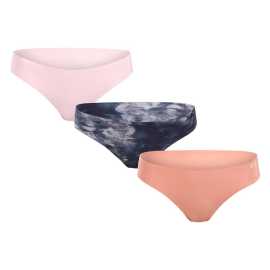 3PACK dámské tangá Under Armour viacfarebné (1383894 044) XL.
Hľadáte spodnú bielizeň, ktorá nebude vidieť pod legínami, šatami alebo priliehavými nohavicami?
Funkčný materiál, ktorý vás podrží
Dámske tangá Under Armour sú vyrobené z mäkkých a elastických umelých vlákien.
Bezšvová konštrukcia - žiadne odreniny, žiadne viditeľné okraje
Vďaka bezšvovej technológii sa môžete rozlúčiť s nepríjemnými otlakmi a nevzhľadnými kontúrami pod oblečením.
Výhody tielok Under Armour, ktoré oceníte

Bezšvová konštrukcia: neviditeľná pod oblečením, žiadne zarezávanie ani nepohodlie.
Ľahký, funkčný materiál: rýchloschnúci, elastický a jemný k pokožke.
Všestranné: Skvelé na šport, aktívny deň aj pohodlné nosenie doma.

Spodná bielizeň Under Armour pre aktívny životný štýl
Značku Under Armour založil bývalý hráč amerického futbalu Kevin Plank, ktorý bol nespokojný so svojím športovým oblečením, ktoré sa ľahko potilo a rozhodne nevonia.
Ako sa starať o tangá Under Armour
Aby si vaša obľúbená spodná bielizeň dlho zachovala skvelý stav, odporúčame dodržiavať tieto pokyny na údržbu.

Pranie.
Sušenie: Nesušte tangá v sušičke - vysoké teploty môžu narušiť ich tvar a elasticitu.
Žehlenie.

Tip: Staňte sa expertom na údržbu spodnej bielizne vďaka radám v našom článku a doprajte svojim obľúbeným kúskom starostlivosť, akú si zaslúžia.
