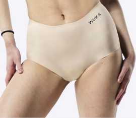 Menštruačné nohavičky Wuka bezšvové Stretch Boxer Short Heavy béžové (WSBSH-nude) XS - L.
Hľadáte spoľahlivé a diskrétne menštruačné nohavičky, ktoré nebudú viditeľné ani pod svetlým oblečením?
Moderný materiál pre pohodlie a slobodu
Menštruačné nohavičky WUKA sú vyrobené z hladkého a elastického materiálu, ktorý kombinuje polyamid a elastan.
Strih, ktorý vás neobmedzuje
Nohavičky majú klasický strih s vyšším pásom a dostatočným krytím v oblasti zadku a brucha.
Prečo vyskúšať nohavičky WUKA

Neviditeľné pod oblečením: Bezšvová konštrukcia a telová farba zaručujú maximálnu diskrétnosť.
Pohodlný vysoký pás: Ideálne, keď potrebujete extra pohodlie.
Ekologická alternatíva: Opakovane použiteľné nohavičky šetria prírodu a vaše peniaze.

Menštruačné spodné prádlo WUKA pre moderné ženy
V roku 2017 bola založená spoločnosť WUKA ako prvý výrobca opakovo použiteľných a nepretekajúcich menštruačných nohavičiek vo Veľkej Británii.
Ako sa starať o menstruačné nohavičky WUKA
Aby vám menstruačné nohavičky dobre slúžili, odporúčame dodržiavať tieto pokyny na údržbu.

Pred prvým použitím: Predtým, ako si nové menštruačné nohavičky alebo plavky oblečiete po prvýkrát, je potrebné ich vyprať – buď ručne, alebo v práčke na jemný cyklus pri 40 °C.
Po každom použití: Najskôr spodnú bielizeň dôkladne opláchnite studenou vodou.
Pranie: Po použití najskôr ručne vyperte v studenej vode, kým voda nebude číra.
Sušenie: Nesušte v sušičke – horúci vzduch môže poškodiť funkčné vrstvy.
Žehlenie: Menštruačné nohavičky nežehlite – vysoké teploty môžu poškodiť funkčný materiál.

Tip: Keď nájdete menštruačné spodné prádlo, ktoré vám sedí a vyhovuje, zaslúži si tú najlepšiu starostlivosť.