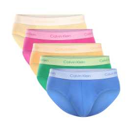 5PACK pánske slipy Calvin Klein viacfarebné (NB4549-4WI) L.
Stavte na osvedčenú kombináciu pohodlia, kvality a ikonického štýlu.
Príjemný materiál pre celodenné pohodlie
Slipy sú vyrobené z kvalitnej zmesi bavlny a elastanu.
Elegantný dizajn s ikonickým elastickým pásom
Minimalistický dizajn dopĺňa elastický pás s logom Calvin Klein, ktorý celému modelu dodáva moderný a zároveň nadčasový vzhľad.
Výhody, ktoré oceníte každý deň

Priedušná bavlna: Udrží vás svieže po celý deň.


Pružnosť vďaka elastanu: Slipy sa dokonale prispôsobia vášmu telu a neobmedzujú v pohybe.


Štýlová tkaná guma: Logo Calvin Klein dodáva nohavičkám nadčasový vzhľad.

Spodná bielizeň Calvin Klein vám dodá jedinečný štýl
Pánska spodná bielizeň Calvin Klein patrí k stáliciam módneho priemyslu.
Ako sa starať o nohavičky Calvin Klein
Pri správnej starostlivosti zostanú nohavičky Calvin Klein dlho ako nové - a každý deň vám prinesú štýl a pohodlie v jednom.

Pranie: Per slipy na 30 °C, ideálne naruby, aby sa zachovala farba aj kvalita gumy.
Sušenie: Slipy môžeš sušiť v sušičke, ale zvoľ šetrný program pri nízkej teplote.
Žehlenie: Nežehliť.

Tip: Nájsť ten správny kus spodnej bielizne, ktorý vám dokonale padne, môže byť náročné.