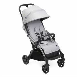 CHICCO Kočík športový Goody Xplus - Pearl Grey.
OneTouch s eleganciou a pôvabom, čím sa stáva kočíkom vyrobeným
tak, aby vynikal praktickosťou aj štýlom.
narodenia až do 4 rokov.
pohodlný vďaka širokému polstrovanému sedadlu s maximálnym
požadovaným komfortom.
a poskytujú rodičom čo najplynulejšiu ovládateľnosť.

Samoskladanie Stačí jeden dotyk a kočík sa sám zloží!
Po zložení je skutočne kompaktný a stojí samostatne.
poskladať pre dosiahnutie väčšej kompaktnosti alebo môže byť použité
ako rukoväť na prenášanie.

Špičkové kolesá Goody XPlus zaisťuje najlepšiu
manévrovateľnosť na všetkých povrchoch vďaka veľkým kolesám: tlmiče a
guličkové ložiská sú na všetkých kolesách.
možnosť byť zablokované alebo voľne pohyblivé a sú vybavené
guľôčkovými ložiskami aj na otočnom systéme pre úžasný zážitok
z jazdy.

Ikonicky dizajn Farebné eloxované rúrky, drahšia látka
na rukoväti a madle a iných detailoch, prémiové prešívanie robia
z kočíka prémiový jedinečný produkt.
tak, aby vytvorilo skutočne skvelý a ikonický dizajn.

Priestranné sedenie Naozaj priestranné a polstrované
sedadlo zaručujúce ten najlepší komfort pre dieťa.
ramien a popruhov v oblasti rozkroku.

Nastaviteľné operadlo a opierka Priestranné plne sklopné
operadlo je možné nastaviť do 4 rôznych polôh a polohovateľná je aj
opierka nôh.
v pohodlí zdriemne aj vonku.

Rozmery:


	v rozloženom stave (V x Š x H): 106 × 47 × 86 cm

	v zloženom stave (V x Š x H): 59 × 47 × 28 cm

	hmotnosť: 7,5 kg


Súčasťou balenia je pláštenka.
4 roky)





UPOZORNENIE: PRED POUŽITÍM ODSTRÁŇTE VŠETKY PLASTY ZLIKVIDUJTE TAŠKY
A OBALOVÉ MATERIÁLY A UCHOVÁVAJTE ICH MIMO DOSAHU DETI.


	VAROVANIE: Nikdy nenechávajte dieťa bez dozoru.

	VAROVANIE: Uistite sa, že všetky uzamykacie zariadenia sú aktivované
	pred použitím.

	VAROVANIE: Aby ste predišli zraneniu, zaistite že dieťa je držané
	ďalej, kým rozkladáte a skladáte produkt.

	UPOZORNENIE: Nedovoľte dieťaťu hrať sa s týmto produktom.

	VAROVANIE: Vždy používajte zadržiavacie zariadenie systému.

	Použitie medzi nožného popruhu a bezpečnostného postroja je potrebné
	zaručiť bezpečnosť vášho dieťaťa.
	bezpečnostný pás s pásikom v rozkroku.

	VAROVANIE: Tento produkt nie je vhodný na beh alebo korčuľovanie.

	Kočík je určený na použitie deti vo veku od 0 mesiacov do
	36 mesiacov, do 15 kg váhy.

	Odporúča sa, aby sa operadlo používalo v čo najľahšej polohe pre
	deti od narodenia do 6 mesiacov veku.

	Brzdné zariadenie musí byť vždy zapojené, keď je vaše dieťa
	umiestnené a odstránené.

	Vždy používajte brzdné zariadenie na zastavenie sa.

	Nikdy nenechávajte kočík na svahu s dieťaťom ,dokonca ani so
	zatiahnutými brzdami.

	Nepreťažujte úložný kôš.

	Akékoľvek dodatočné zaťaženie umiestnené na rukoväti a/alebo na
	operadle a/alebo na bokoch kočíka ovplyvní stabilitu kočíka.

	Nenoste viac ako dve deti naraz.

	Nepoužívajte príslušenstvo, náhradné diely alebo akýkoľvek iný
	komponent ktoré nie je dodávané alebo schválené výrobcom/
	distribútorom.

	Nepoužívajte tento výrobok, ak je zlomený, roztrhnutý
	alebo chýba.

	Pred montážou sa uistite, že výrobok a jeho komponenty zostali
	nepoškodené počas prepravy.


V opačnom prípade nepoužívajte a uchovávajte mimo dosahu detí.


	Počas nastavovania sa uistite že pohyblivé časti kočíka
	neprichádzajú do kontaktu s vašim dieťaťom.

	Uistite sa, že osoba, ktorá používa kočík vie ako ho obsluhovať
	bezpečne.

	Tento výrobok smie používať iba dospelý.

	Výrobok sa smie zmontovať iba dospelým.

	Aby ste sa vyhli všetkým nebezpečenstvám uškrtenia, nikdy nedávajte
	deťom predmety so šnúrami resp.
	blízko takýchto predmetov.
	eskalátoroch mohli by ste na nich stratiť stabilitu.

	Vždy dávajte pozor, keď idete po schodoch alebo chodníkoch.

	Ak je kočík vystavený priamemu pôsobeniu slnečného žiarenia po
	dlhšiu dobu, nechajte ho vychladnúť pred umiestnením dieťaťa.
	vystavenie priamemu slnečnému žiareniu môže spôsobiť stratu farby na
	materiály a tkanina môže vyblednúť.

	Zabráňte kontaktu kočíka so slanou vodou.
	hrdzavenie.

	Nepoužívajte kočík na pláž.

	Keď sa kočík nepoužíva, uchovávajte mimo dosahu detí.


UPOZORNENIE: Pri otváraní kočíka sa uistite, že vaše dieťa alebo iné
deti sú v bezpečnej vzdialenosti.
kočíka neprichádza do kontaktu s vaším dieťaťom.

1. Otáčajte rukoväťou, kým nedosiahnete zvislú polohu (obr.
zatlačte kurzor A doľava a súčasne stlačte tlačidlo B (obr.
potiahnite rukoväť nahor, aby ste umožnili kočík otvárať, až kým
nebudete počuť cvaknutie zámku (obr.
rukovä