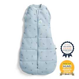 ERGOPOUCH Zavinovačka a vak na spaní 2v1 Cocoon Dragonflies 0-3 m, 3-6 kg, 2,5 tog.
izolácie a hrejivosti spacích odevov a posteľnej bielizne.
hodnotenie TOG nižšie, tým je látka ľahšia; čím je hodnotenie vyššie,
tým je látka viac vypchatá a izolovaná.

Je navrhnutá tak, aby sa dala ľahko používať a aby sa z nej ťažko
unikalo.
dieťa v pohodlí a bezpečne zavinuté bez potreby zložitého zavinovania od
prvého dňa.
používať samostatne pri izbových teplotách medzi 17– 23 °C + bez
prikrývky v postieľke alebo v kolíske, aby bola bezpečnou možnosťou
spánku pre novorodenca alebo dieťa.
1,0 TOG, aby sa zabránilo prehriatiu a umožnilo sa úplné rozšírenie
hrudníka pri dýchaní.
vrstvu, aby sa dieťa zahrialo, a riadiť sa naším praktickým izbovým
teplomerom ZDARMA a príručkou, Čo si obliecť, ktorá je súčasťou
výrobku, aby mohli svoje dieťa vhodne obliecť.

Vak Cocoon Swaddle je vyrobený a vyplnený organickou bavlnou
s certifikátom GOTS, s elastanom vo vonkajšej tkanine a bambusom
v podšívke.
reflex, a zároveň umožňuje rozťahovanie a pohyb pre zdravý rast.
Roztiahnutosť umožňuje väčšie pohodlie a dieťatku umožňuje pohybovať
rukami do polohy, v ktorej sa samo usadí vo vnútri zavinovačky.
priedušná organická bavlna a bambus sú certifikované ako netoxické,
farbené farbivami na báze vody a šetrné k pokožke novorodencov a pokožke
so sklonom k výskytu ekzémov.
dieťaťa a praktické cvočky na ramená umožňujú premeniť Cocoon zo
zavinovačky s rukami na spací vak s rukami, keď dieťa vykazuje známky
prevracania.
dyspláziu bedrového kĺbu ako zdravý pre bedrá a podporuje správny vývoj
bedrových a ramenných kĺbov.
jednoduchú výmenu plienky počas spánku s minimálnym narušením.

Vak Cocoon Swaddle Bag spĺňa všetky bezpečnostné normy v Austrálii a
na Novom Zélande a je preskúmaný Asociáciou pre ekzémy v Austrálii ako
výrobok šetrný k pokožke.

Vlastnosti:


	organická bavlna s certifikátom GOTS

	priedušné prírodné vlákna

	super elastický

	zvonovitá spodná časť

	premena na spací vak

	udržuje dieťa v pohodlí

	hodnotenie TOG pre teplo

	zapínanie na zips

	dvojcestný zips

	certifikovaná netoxickosť

	vhodné na kŕmenie

	nie sú potrebné žiadne prikrývky

	možno prať v práčke


Zavinovačku a vak 2v1 položte na rovný, nízky povrch s rozopnutým
zipsom a zatvorenými ramennými cvočkami.
vak 2v1 .
dieťaťa v požadovanej polohe (po bokoch alebo na hrudníku).
vymeniť plienku alebo ochladiť dieťa, rozopnite zips zo spodnej časti
zavinovačky_vaku, aby ste uvoľnili nožičky a spodnú časť trupu.
skončení sa zips opäť zatvorí.
vrstvu.
známky prevracania, uvoľnite ruky rozopnutím cvočkov na ramenách.
Odporúčame to robiť postupne po jednom ramene počas niekoľkých dní.
chcete získať názorný návod, ako to všetko prebieha, pozrite si naše
video Ako sa zavinuje.



Ak sa vášmu novorodencovi nepáči zavinutie, je bezpečné spať
v zavinovačke_vaku od začiatku s vystretými rukami.
bábätko v bezpečnom prostredí na spanie.

Materiál: 95% organická bavlna / 5% elastan Výplň: 100%
organická bavlna

Starostlivosť: Jemné pranie v studenej práčke v jemnom
pracom prostriedku.
úrovni.

Značka ergoPouch je austrálska spoločnosť, ktorá navrhuje a vyrába
zavinovačky, spacie vaky, overaly pre deti.
v roku 2009 nevyspatou mamou Alinou Sack.
ušila, zmizol problém s prebdenými nocami.
ďalšie mamičky v boji za zdravý spánok a vývoj bábätiek.
produkty značky ergoPouch sú vyrobené z prírodných, priedušných
vlákien, ako je organická bavlna a bambus.
ktoré umožňujú zdravý vývoj a rast dieťaťa.
uznané Medzinárodným inštitútom pre dyspláziu bedrového kĺbu ako produkt
„zdravý pre boky“.
ročné obdobie.
spoločnosti sa predávajú po celom svete.

Upozornenie : Uchovávajte mimo dosahu tepla a otvoreného ohňa.
bezpečnejší spánok nepoužívajte pri spaní s dieťaťom zavinovačky ani
spacie vaky.
Pokyny na obliekanie sú len orientačné.
ako je choroba, klimatizácia a to, či má vaše dieťa tendenciu byť horúce
alebo studené.

Dovozca: ags 92, s