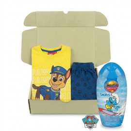 Chlapčenská darčková sada pyžamo Paw Patrol a sprchový gél Šmoulové (2TAKJT3) 122/128.
Ukážte svojim deťom, že aj každodenná hygiena a obliekanie môžu byť veľkou zábavou!
Čo obsahuje darčeková sada pre deti?

Štýlové nočné prádlo: Podľa výberu sady v balení nájdeš pohodlné detské pyžamo.


Detskú kozmetiku: Sprchový gél alebo šampón s hravým dizajnom, ktorý premení kúpanie na voňavé dobrodružstvo.

Kvalitné materiály pre maximálne pohodlie
Dbáme na to, aby sa deti v oblečení cítili skvele po celý deň aj noc.

Pyžamo: Má vysoký podiel bavlny, takže je priedušné a príjemné na dotyk.

Jemná starostlivosť pre malých nezbedníkov
Priložená detská kozmetika má šetrné zloženie.
Zloženie: Aqua, Sodium Laureth Sulfate, Cocamidopropyl Betaine, Sodium Chloride, Glycerin, Parfum, Sodium Benzoate, Potassium Sorbate.
Prečo chceš práve túto darčekovú sadu?

Hrdinovia na dosah: Deti milujú rozprávkových hrdinov.


Praktickosť: Vyriešiš darček, ktorý je nielen pekný, ale dieťa ho skutočne využije.


Univerzálnosť: Nájdeš varianty pre chlapcov aj dievčatá v rôznych veľkostiach.


Hotové balenie: Krabička vyzerá skvele a šetrí ti čas.

Ako sa starať o oblečenie zo sady

Pranie: Per na 30 °C naruby, aby farby a potlače vydržali čo najdlhšie.


Sušenie: Ideálne nechajte uschnúť na vzduchu, vyhnite sa sušičke.


Žehlenie: Neodporúčame – môže poškodiť potlače aj pružnosť materiálu.

Doprajte deťom darček, ktorý spája obľúbené rozprávky s maximálnym pohodlím.