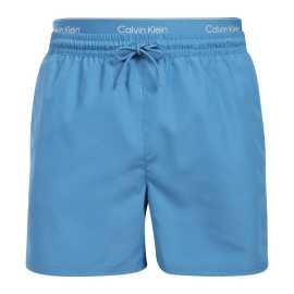 Pánske plavky Calvin Klein modré (N61023-CDJ) XXL.
Predstavujeme vám pánske plavky Calvin Klein, ktoré kombinujú ikonický dizajn značky s modernými prvkami.
Kvalita Calvin Klein, ktorá vás nesklame
Plavky Calvin Klein sú vyrobené z polyesteru, čo zaručuje špičkovú kvalitu a zároveň podporuje udržateľnosť.
Premyslený dizajn pre vaše pohodlie
Plavky Calvin Klein sú navrhnuté s ohľadom na pohodlie a štýl.
Prečo by plavky Calvin Klein nemali chýbať vo vašom šatníku?

Udržateľnosť: Plavky sú vyrobené z polyesteru, čím sa znižuje vplyv na životné prostredie.
Rýchloschnúca technológia: Moderný materiál vám zaručí maximálne pohodlie počas celého dňa.
Štýlový a moderný dizajn: Calvin Klein jednoducho nikdy nevyjde z módy.
Perfektná voľba: Budete hviezdou nielen na pláži, ale aj na párty pri bazéne alebo pri akomkoľvek vodnom športe.

Spodná bielizeň Calvin Klein vám dodá jedinečný štýl
Pánska spodná bielizeň Calvin Klein patrí k stáliciam módneho priemyslu.
Ako sa starať o plavky Calvin Klein
Aby si plavky Calvin Klein dlhodobo zachovali svoju kvalitu a farbu, je dôležité dodržiavať správny postup údržby.


Pranie: Perte v práčke pri maximálnej teplote 30 °C a používajte jemný prací prostriedok, ktorý je šetrný k materiálu.


Sušenie: Plavky nesušte v sušičke - radšej ich nechajte voľne schnúť na vzduchu v tieni, aby ste zabránili vyblednutiu žiarivo červenej farby.


Skladování: Po úplném uschnutí skladuj plavky na suchém a dobře větraném místě, abys předešel případné tvorbě plísní.


Tip: Nájsť ten správny kus spodnej bielizne, ktorý vám dokonale padne, môže byť náročné.