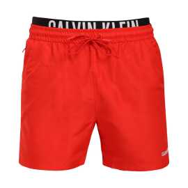 Pánske plavky Calvin Klein červené (N61015-3T5) 4XL.
Predstavujeme vám pánske plavky Calvin Klein, ktoré kombinujú ikonický dizajn značky s modernými prvkami.
Kvalita Calvin Klein, ktorá vás nesklame
Plavky Calvin Klein sú vyrobené z polyesteru, čo zaručuje špičkovú kvalitu a zároveň podporuje udržateľnosť.
Premyslený dizajn pre vaše pohodlie
Plavky Calvin Klein sú navrhnuté s ohľadom na pohodlie a štýl.
Prečo by plavky Calvin Klein nemali chýbať vo vašom šatníku?

Udržateľnosť: Plavky sú vyrobené z polyesteru, čím sa znižuje vplyv na životné prostredie.
Rýchloschnúca technológia: Moderný materiál vám zaručí maximálne pohodlie počas celého dňa.
Štýlový a moderný dizajn: Calvin Klein jednoducho nikdy nevyjde z módy.
Perfektná voľba: Budete hviezdou nielen na pláži, ale aj na párty pri bazéne alebo pri akomkoľvek vodnom športe.

Spodná bielizeň Calvin Klein vám dodá jedinečný štýl
Pánska spodná bielizeň Calvin Klein patrí k stáliciam módneho priemyslu.
Ako sa starať o plavky Calvin Klein
Aby si plavky Calvin Klein dlhodobo zachovali svoju kvalitu a farbu, je dôležité dodržiavať správny postup údržby.


Pranie: Perte v práčke pri maximálnej teplote 30 °C a používajte jemný prací prostriedok, ktorý je šetrný k materiálu.


Sušenie: Plavky nesušte v sušičke - radšej ich nechajte voľne schnúť na vzduchu v tieni, aby ste zabránili vyblednutiu žiarivo červenej farby.


Skladování: Po úplném uschnutí skladuj plavky na suchém a dobře větraném místě, abys předešel případné tvorbě plísní.


Tip: Nájsť ten správny kus spodnej bielizne, ktorý vám dokonale padne, môže byť náročné.