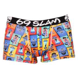 Pánske boxerky 69SLAM hip mex card mason (MSYMAD-PO) M, trenky.
Vstúpte do sveta, kde sa pohodlie stretáva s originalitou!
Mikrovlákno, ktoré vás presvedčí na prvý dotyk
Boxerky sú vyrobené z umelých vlákien (kombinácia polyesteru a spandexu) - táto zmes vytvára dokonale mäkký, pružný a prispôsobivý materiál.
Výrazný dizajn a premyslený strih na aktívne dni
Boxerky 69SLAM vás na prvý pohľad zaujmú svojím jedinečným vzhľadom, originálnymi vzormi a príjemnými farbami.
Prečo by boxerky 69SLAM nemali chýbať vo vašom šatníku

Mikrovlákno - ľahké, elastické, rýchloschnúce.
Kratšie nohavičky, ktoré sa nikde nekrčia.
Výrazný dizajn s originálnymi vzormi.

69SLAM spodná bielizeň, ktorá vám zdvihne náladu
69SLAM je obľúbená surferská značka z Bali, ktorá oslavuje život, umenie, kreativitu, dizajn a farby v každom detaile.
Ako sa starať o boxerky 69SLAM
Dodržiavaním týchto jednoduchých krokov zabezpečíte, že vaše boxerky 69SLAM budú dlho vyzerať krásne, funkčné a pohodlné.

Pranie: Odporúčame ručné pranie vo vlažnej vode.


Sušenie: Nesuš v sušičke.


Žehlenie: Nežehliť.

Tip: Vaša obľúbená spodná bielizeň si zaslúži šetrné zaobchádzanie.