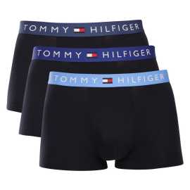 3PACK pánske boxerky Tommy Hilfiger čierne (UM0UM03908 0UL) XL, trenky.
Tieto pánske boxerky Tommy Hilfiger sú perfektnou voľbou pre mužov, ktorí ocenia štýl a pohodlie.
Kvalitný materiál pre maximálne pohodlie
Boxerky sú vyrobené z bavlny s prímesou elastanu, čo zaisťuje ich priedušnosť a pružnosť.
Klasický štýl a pohodlie s boxerkami Tommy Hilfiger
Pánske boxerky prémiovej značky Tommy Hilfiger majú kratšie nohavičky a elegantný dizajn doplnený vytkávanou gumou s logom Tommy Hilfiger.
Prečo by si mal vyskúšať tieto boxerky

Priedušná bavlna: Zaisťuje pohodlie a sviežosť po celý deň.


Pružnosť vďaka elastanu: Boxerky sa skvele prispôsobia tvojej postave.


Štýlový vyšívaný gumový pás: Logo Tommy Hilfiger dodáva boxerkám elegantný vzhľad.

Spodná bielizeň Tommy Hilfiger je zárukou najvyššej kvality
Značka Tommy Hilfiger sa stala ikonou amerického obliekania pred takmer 40 rokmi a jej farebnosť v odtieňoch modrej, červenej a bielej je rozpoznateľná na prvý pohľad.
Ako sa starať o boxerky Tommy Hilfiger
Aby vaše boxerky zostali čo najdlhšie v perfektnom stave, je dôležité dodržiavať nasledujúce pokyny:

Pranie: Boxerky perte na 30 °C s jemnými pracími prostriedkami, aby si zachovali svoju jemnosť.


Sušenie: Možno bezpečne sušiť v sušičke na nízkej teplote.


Žehlenie: Boxerky možno žehliť na nízku teplotu, ale zvyčajne to nie je potrebné.

Tip: Nájdenie správneho kúsku spodnej bielizne, ktorý vám perfektne sedí, je niekedy náročné.