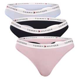 3PACK dámske tangá Tommy Hilfiger viacfarebná (UW0UW05530 0U4) S.
Hľadáte tangá, ktoré dokonale padnú väčším veľkostiam a ponúkajú štýl aj pohodlie?
Mäkká bavlna, ktorá sa prispôsobí vašim potrebám
Tanga sú vyrobené z kvalitnej bavlny s prímesou elastanu.
Nadčasový štýl, ktorý si zamilujete
Klasické farby v kombinácii s jemnou tkanou gumou, na ktorej je logo Tommy Hilfiger, dodávajú tangám športový nádych a zároveň pôsobia elegantne a žensky.
Prečo si zamilujete tangá Tommy Hilfiger

Pohodlný strih, ktorý sa prispôsobí väčším veľkostiam.
Kvalitný a priedušný bavlnený materiál.
Štýlový a zároveň praktický dizajn s elastickou gumou s ikonickým logom.

Tommy Hilfiger je značka pre všetky moderné ženy
Spodná bielizeň Tommy Hilfiger predstavuje dokonalú harmóniu medzi klasickým a moderným vzhľadom.
Ako sa starať o tangá Tommy Hilfiger
Aby vaše obľúbené tangá vydržali ako nové, odporúčame dodržiavať tieto pokyny.

Pranie: Per na 30 °C.


Sušenie: Môžeš sušiť v sušičke – zvoľ program s nízkou teplotou, ktorý chráni vlákna a elasticitu.
Žehlenie: Nežehliť – materiál je hladký a ľahko sa udržuje bez potreby žehlenia.

Tip: Staňte sa expertom na údržbu spodnej bielizne vďaka radám v našom článku a doprajte svojim obľúbeným kúskom starostlivosť, ktorú si zaslúžia.