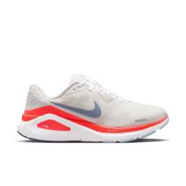 Nike Structure 26 Womens Road Running Shoes 40,5. Pevný krok. Mäkké pristátie. Každý deň Nike Structure 26 je stabilná bežecká obuv, ktorá vám dodá istotu pri každom kroku - či už beháte krátke vzdialenosti alebo trénujete na maratón. Nová pena ReactX vás podporí pri odraze, zatiaľ čo prepracovaný zvršok tlmí chodidlo tam, kde to potrebuje. K tomu pridajte ľahké odpruženie, pevnú podrážku a podporu pod oblúkom. Obuv, ktorá s vami udrží krok. Výhody ▪ Medzipodrážka ReactX - ľahké a citlivé odpruženie s vylepšenou návratnosťou energie.▪ Vylepšená stabilita - podpora pod klenbou a pätou pre istý došľap.▪ Priedušný zvršok s polstrovaným golierom - pohodlie a fixácia bez zbytočného tlaku.▪ Odolná podrážka s vysokou trakciou - skvelá priľnavosť na ceste aj v daždi.  istotou - Nike Structure 26 vás podrží pri každom kroku.Horná Sieťovina. Je taká ľahká, že ani nebudete vedieť, že ju máte na sebe. A okrem toho vám poskytne potrebnú oporu presne tam, kde ju potrebujete.MedzipodrážkaReact X. Pena je navrhnutá pre maximálny výkon a s ohľadom na planétu. V porovnaní s pôvodnou penou React znižuje uhlíkovú stopu medzipodrážky o neuveriteľných 43 % vďaka efektívnejšiemu výrobnému procesu. Je to výsledok podrobného hodnotenia odborníkov zo spoločností PRé Sustainability B.V. a Intertek China, ktorí skúmali vplyv výroby od začiatku až po hotový výrobok. A čo je na tom najlepšie? Pena ReactX vám poskytne skvelý výkon bez toho, aby ste obetovali pohodlie - takže vaše nohy budú spokojné a rovnako aj planéta.Podrážka - guma  S gumovou podrážkou sa proste nedá nič pokaziť. Dlho vydrží, ľahko sa čistí a má skvelú trakciu.