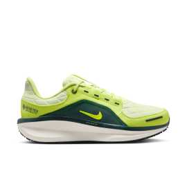 Nike Winflo 11 GORE-TEX Womens Waterproof Road Running Shoes 40,5. Dážď? Stále bežíš Bežecká obuv Nike Winflo 11 Gore-Tex vám umožní bežať aj v tom najhoršom počasí. Vodoodolná membrána Gore-Tex udrží vaše nohy v suchu, odpruženie Cushlon 3.0 s jednotkou Nike Air sa postará o pohodlie a reflexné detaily vás ochránia pri behu v šere. Vďaka širšej prednej časti máte dostatok priestoru na prsty, takže vás topánky nebudú tlačiť ani pri dlhších behoch. Výhody ▪ Membrána Gore-Tex chráni pred dažďom a vlhkosťou.▪ Odpruženie Cushlon 3.0 + Nike Air vracia energiu do každého kroku.▪ Reflexné prvky zvyšujú bezpečnosť za zníženej viditeľnosti.▪ Širšia predná časť poskytuje viac priestoru a pohodlia.▪ Odolná gumová podrážka so spoľahlivou trakciou za mokra. Bežte v pohode aj v daždi - Winflo 11 Gore-Tex vás nesklame.Podrážka - guma  S gumovou podrážkou sa proste nedá nič pokaziť. Dlho vydrží, ľahko sa čistí a má skvelú trakciu.Technológia Pena Cushion 3.0 je ako superpohodlný matrac pre vaše nohy - mäkká, pružná, ale zároveň odolná, takže zvládne maratóny aj šprinty do obchodu. Ide o tretiu generáciu technológie odpruženia, ktorá zaručuje, že sa pri každom kroku budete cítiť ako na obláčiku (ale s lepšou priľnavosťou). A čo je najdôležitejšie - táto pena sa len tak "nerozbije", takže vám bude slúžiť verne a dlho!TECHNOLÓGIA Nike Air. Technológia funguje na princípe stlačeného vzduchu uzavretého v pevnej a zároveň pružnej kapsule. Ponúka väčšiu pružnosť a ohybnosť pri zachovaní pevnej konštrukcie. Jednotky Air Sole pružne držia tvar, pohlcujú energiu pri dopade a súčasne sú ľahké a pohodlné.GORE-TEX  Keď sa povie membrána GORE-TEX, tak sa hneď vybaví slovíčko nepremokavosť. K tomu ale môžeš pridať ešte aj priedušnosť a vetruodolnosť. Celé čaro membrány spočíva v tom, ako je konštruovaná. Obsahuje extrémne malé póry, ktoré sú veľmi malé pre molekulu vody, dostatočne veľké pre molekulu pary a rozmiestnené tak, aby zachytili vietor. Legendárna technológia, ktorú musíš mať, keď chceš zostať v suchu. Zvonku aj zvnútra.