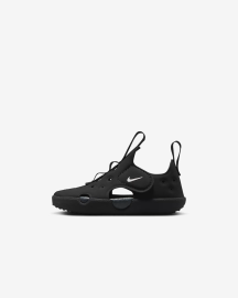 Nike Sunray Protect 4 18,5. Ľahká obuv do vody pre malých dobrodruhov Tieto hravé "vodomilské" sandále Nike Sunray Protect 4 sú ideálne na leto, výlety a šantenie pri vode. Vďaka flexibilným materiálom, ľahkému obúvaniu a uzavretej konštrukcii chránia detské chodidlá a zároveň im dávajú pocit, že behajú naboso. Výhody  Pocit bosej nohy - tenká a pružná podrážka pre prirodzený kontakt so zemou. Extra ochrana - uzavretá päta a špička proti nečistotám, štrku a kamienkom. Podporuje zdravý vývoj - odporúčané odborníkmi na detské chodidlá. Jednoduché obúvanie - široký pásik na suchý zips na rýchle a bezpečné obutie. Ľahké, rýchloschnúce materiály - ideálne na vodné radovánky. Penové odpruženie - pohodlie na každom kroku. Protišmyková podrážka - istý krok aj na mokrom povrchu.   Ideálna voľba pre všetkých malých objaviteľov, ktorí radi behajú, skáču a slobodne objavujú svet.Podrážka - guma  S gumovou podrážkou sa proste nedá nič pokaziť. Dlho vydrží, ľahko sa čistí a má skvelú trakciu.