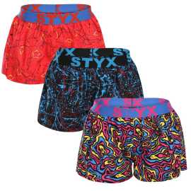 3PACK dámske trenky Styx art športová guma viacfarebné (3T13603) M, trenírky. Dámske šortky Styx Art - pohodlie a hravý dizajn
Hľadáte pohodlné a štýlové šortky, ktoré vám určite zlepšia náladu? Dámske šortky Styx Art so športovou gumou v hravom dizajne vám nielenže zlepšia náladu, ale prinesú aj maximálne pohodlie na každodenné nosenie. Či už ich budete nosiť na spanie, leňošenie doma alebo ako pohodlný kúsok pod voľnejšie oblečenie, ich strih a kvalitný materiál si zamilujete.
Kvalitný materiál na každodenné nosenie
Dámske šortky Styx Art sú vyrobené zo 100 % bavlny. Tento prírodný materiál je dokonale priedušný a odvádza vlhkosť, takže je vhodný aj na celodenné nosenie. Bavlna je mäkká a jemná na dotyk, je vhodná aj pre ľudí s citlivou pokožkou, pretože nespôsobuje podráždenie. Naše šortky sú zároveň odolné a zachovávajú si svoj tvar aj pri častom praní.
Veselý dizajn a pohodlný strih
Dámske šortky Styx sú dokonale funkčné a štýlové. Originálne hravé potlače okamžite rozžiaria váš deň, aj keď je vonku sivo. Pohodlný strih vám poskytne dokonalú voľnosť pohybu pri leňošení na gauči, sú skvelé aj namiesto pyžama. Zatočený elastický pás dobre drží, ale nikde netlačí, a zároveň dodáva šortkám moderný športový vzhľad.
Prečo si zamilujete dámske šortky Styx?

100 % bavlna: Priedušné, mäkké a príjemné na dotyk.
Veselý dizajn: Originálne a hravé vzory v žiarivých farbách rozžiaria váš deň.
Voľný strih pre maximálne pohodlie: Ideálne na spanie a na doma.
Vytkávaná guma v páse: Netlačí a dobre sedí.
Vyrobené v Českej republike: Česká kvalita a precízne spracovanie.

Spodná bielizeň Styx je jednou z najobľúbenejších
Česká značka Styx je medzi zákazníkmi známa najmä vďaka svojej spodnej bielizni s neotrelými vzormi vo výrazných farbách. Hlavným dôvodom obľúbenosti tejto značky sú však príjemné materiály a skvelé strihy, ktoré sme vyskúšali na vlastnej koži. Značka Styx patrí medzi naše privátne značky a za kvalitu našich výrobkov dáme ruku do ohňa.
Ako sa starať o svoje obľúbené šortky Styx?
Aby vaše nové šortky vydržali dlho v perfektnom stave, odporúčame dodržiavať tieto tipy.

Pranie: Odporúčané na 30 °C, aby sa zachovala mäkkosť a kvalita potlače.
Sušenie: Sušenie v bubnovej sušičke: Nie je vhodné sušiť v bubnovej sušičke, uprednostnite sušenie na vzduchu.
Žehlenie: Áno, pri nižšej teplote (odporúčame žehliť naruby).

Tip: Nájsť ten správny kus spodnej bielizne, ktorý vám dokonale padne, môže byť náročné. Keď ho nájdete, oplatí sa oň dobre starať, aby vám dlho vydržal. Tipy, ako to urobiť, nájdete v našom článku.