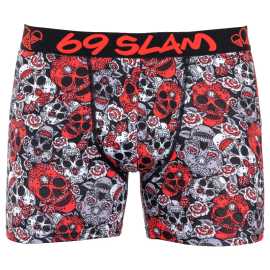 Pánske boxerky 69SLAM fit bamboo red sugar crane L, trenky. Štýl a pohodlie v jednom v pánskych boxerkách 69SLAM
Doprajte si každodenné pohodlie s výnimočne mäkkými bambusovými boxerkami 69SLAM. Tieto boxerky sú dokonalou voľbou pre moderného muža, ktorému záleží na pohodlí a štýle. Vďaka bambusovému vláknu si môžete užívať neprekonateľný pocit sviežosti po celý deň - či už ste v práci, na cestách alebo si užívate pohodový deň doma na pohovke.
Prvotriedny materiál pre maximálne pohodlie
Boxerky 69SLAM sú vyrobené zo zmesi bambusu, bavlny a spandexu. Bambusové vlákno je synonymom jemnosti, priedušnosti a prirodzených antibakteriálnych vlastností. Vďaka kombinácii bavlny a spandexu sú tieto boxerky nielen pohodlné na nosenie, ale aj dokonale elastické a dokonale sa prispôsobia vašej postave. Materiál dokonale odvádza vlhkosť, vďaka čomu sú boxerky pohodlné aj počas horúcich dní alebo pri náročnejších aktivitách.
Štýlový dizajn a premyslený strih
Farebný dizajn je nadčasová klasika, ktorá je nielen univerzálna, ale aj moderná. Tkaná guma s logom 69SLAM dodáva boxerkám športový šmrnc, dobre drží a nikde sa nezarezáva. Dlhšie nohavice chránia stehná pred trením a zároveň poskytujú pocit bezpečia a voľnosti pohybu. Vďaka svojim jedinečným vlastnostiam sú boxerky vhodné na každodenné nosenie, do horúceho počasia aj na náročnejšie športové aktivity.
Prečo si boxerky 69SLAM zamilujete

Vyrobené z prírodného a ekologického materiálu.
Výnimočne mäkké, pohodlné a jemné k pokožke.
Pružný strih, ktorý sa prispôsobí vášmu telu.
Moderný dizajn s kvalitnou tkanou gumou.

Spodná bielizeň 69SLAM, ktorá vám zdvihne náladu
69SLAM je obľúbená surferská značka z Bali, ktorá oslavuje život, umenie, kreativitu, dizajn a farby v každom detaile. Jej boxerky či plavky sú provokatívne, ale nájdete v nich aj jednoduché kúsky, ktoré dokonale zapadnú do vášho šatníka. Spodná bielizeň 69SLAM vám umožní slobodne sa vyjadriť a žiť naplno. Dajte vyniknúť svojej individualite a ukážte všetkým, že nuda nemá vo vašom živote miesto.
Ako sa starať o bambusové boxerky 69SLAM
Aby ste svoje boxerky udržali dlho v perfektnom stave, odporúčame vám dodržiavať tieto tipy.

Pranie: Odporúčame ručné pranie v studenej alebo mierne teplej vode. Vyhýbaj sa agresívnym pracím prostriedkom – ideálne sú jemné gély určené na prírodné materiály. Pri praní nežmýkaj silou, stačí ľahko vytlačiť vodu.
Sušenie: Nesuš v sušičke. Nechaj boxerky voľne preschnúť na vzduchu, ideálne položené naplocho alebo zavesené v tieni. Vyhýbaj sa priamemu slnku, aby nedošlo k vyblednutiu farieb.
Žehlenie: Žehlenie nie je potrebné a ani ho neodporúčame – môžeš tak poškodiť jemné bambusové vlákna. Správnym sušením sa boxerky narovnajú samé.

Tip. Aby vám boxerky vydržali dlhšie, máme pre vás veľa skvelých pomôcok na pranie, napríklad pracie papiere a vrecká na jemnú bielizeň.