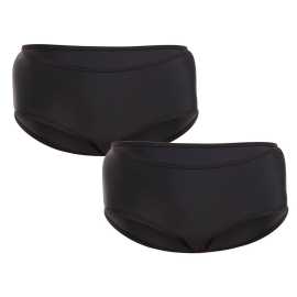 2PACK dámske menštruačné plavky Pietro Filipi vysoke moderate (2PUW12) XS. Dámske menštruačné plavky - istota a ochrana za každých okolností
Milujete vodu a plávanie? Neobmedzujte sa počas svojich dní! Či už sa chystáte do bazéna, na kúpalisko alebo k moru,menštruačné plavky vám poskytnú spoľahlivú ochranu. Vďaka inovatívnej technológii absorpčnej vrstvy sa môžete cítiť pohodlne a bezpečne aj pri hrách vo vode.
Funkčné materiály pre maximálnu ochranu
Plavky sú vyrobené z funkčných umelých vlákien, ktoré im dodávajú potrebnú mäkkosť a pružnosť, takže sa ľahko prispôsobia vášmu telu, dobre sedia a zabraňujú úniku. Špeciálna nepremokavá technológia zabraňuje prenikaniu vody do vnútornej vrstvy, čím zabezpečuje príjemný pocit aj počas plávania. Absorpčná vrstva účinne zachytáva menštruačnú tekutinu, takže sa nemusíte obávať nechcených nehôd.
Štýlový a pohodlný dizajn
Pohodlný strih s vyšším pásom vám poskytne maximálny pocit bezpečia a dokonale zakryje aj nafúknuté bruško. Plavky zároveň zostávajú moderné a elegantné. Perfektne sedia na tele, nikde netlačia a sú na nerozoznanie od bežných plavkových nohavičiek. Elastický pás sa nikde nezarezáva, takže plavky zvýraznia vašu postavu bez toho, aby vás obmedzovali v pohybe.
Dámske menštruačné plavky sú vhodné pri miernej menštruácii a možno ich používať samostatne alebo v kombinácii s inými hygienickými výrobkami.
Prečo vyskúšať menštruačné plavky?

Spoľahlivá menštruačná ochrana aj vo vode: Absorpčná vrstva zachytáva tekutinu a zabraňuje úniku.
Rýchloschnúci a pohodlný materiál: Plavky sú priedušné, pružné a pohodlné na nosenie.
Ekologická alternatíva: Opakovane použiteľné menštruačné plavky šetria životné prostredie aj vašu peňaženku.

Pietro Filipi prináša jedinečnú spodnú bielizeň
Značka oblečenia Pietro Filipi má v našej krajine veľmi dobrú povesť a dlhoročnú tradíciu. Je známa svojím pracovným a voľnočasovým oblečením, ktorého spoločným menovateľom boli vždy moderné strihy a pohodlné materiály, ktoré zvládnu každú výzvu. Značka začala svoju novú kapitolu vďaka spolupráci s Trenýrkárna.cz a ako prvá predstavila kolekciu luxusnej spodnej bielizne pre mužov a ženy, ktorí majú radi dokonalú kvalitu.
Ako sa starať o menštruačné plavky?
Aby vám plavky vydržali čo najdlhšie, riaďte sa týmito odporúčaniami:

Pred prvým použitím: Pred prvým obliekaním nových menštruačných nohavičiek alebo plaviek by ste ich mali vyprať - buď ručne, alebo v práčke na šetrný program na 30 °C. Tým sa aktivujú absorpčné vrstvy a spodná bielizeň sa pripraví na správne fungovanie. Nepridávajte zmäkčovadlá ani bielidlá, pretože môžu zhoršiť funkčnosť.
Po každom použití: Bielizeň najprv dôkladne vypláchnite v studenej vode. Tento krok je nevyhnutný - studená voda pomáha odstrániť krv, zatiaľ čo horúca voda by ju mohla „vtiahnuť“ do vlákien a vytvoriť škvrny.
Pranie: Po opláchnutí môžete nohavičky alebo plavky vyprať v práčke - ideálne v ochrannom vrecku, na šetrný program na 30 °C. Vyhnite sa zmäkčovačom a bielidlám, ktoré znižujú savosť a nepriepustnosť materiálu.
Sušenie: Menštruačná bielizeň nepatrí do sušičky ani na kúrenie. Sušte ju voľne na vzduchu, najlepšie v tieni - vysoké teploty môžu poškodiť funkčné vrstvy a skrátiť životnosť bielizne.
Žehlenie: Nežehlite nohavičky ani plavky. Teplo zo žehličky môže nenávratne poškodiť nepremokavú membránu, a tým aj funkčnosť celého odevu.

Tip: Keď nájdete menštruačnú bielizeň, ktorá vám sedí a je príjemná na dotyk, zaslúži si tú najlepšiu starostlivosť. Pri správnej starostlivosti vám bude spoľahlivo slúžiť naozaj dlho. Rady, ako na to, nájdete v našom článku.