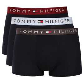 3PACK pánske boxerky Tommy Hilfiger čierne (UM0UM03908 06K) XL, trenky.
Tieto pánske boxerky Tommy Hilfiger sú perfektnou voľbou pre mužov, ktorí ocenia štýl a pohodlie.
Kvalitný materiál pre maximálne pohodlie
Boxerky sú vyrobené z bavlny s prímesou elastanu, čo zaisťuje ich priedušnosť a pružnosť.
Klasický štýl a pohodlie s boxerkami Tommy Hilfiger
Pánske boxerky prémiovej značky Tommy Hilfiger majú kratšie nohavičky a elegantný dizajn doplnený vytkávanou gumou s logom Tommy Hilfiger.
Prečo by si mal vyskúšať tieto boxerky

Priedušná bavlna: Zaisťuje pohodlie a sviežosť po celý deň.


Pružnosť vďaka elastanu: Boxerky sa skvele prispôsobia tvojej postave.


Štýlový vyšívaný gumový pás: Logo Tommy Hilfiger dodáva boxerkám elegantný vzhľad.

Spodná bielizeň Tommy Hilfiger je zárukou najvyššej kvality
Značka Tommy Hilfiger sa stala ikonou amerického obliekania pred takmer 40 rokmi a jej farebnosť v odtieňoch modrej, červenej a bielej je rozpoznateľná na prvý pohľad.
Ako sa starať o boxerky Tommy Hilfiger
Aby vaše boxerky zostali čo najdlhšie v perfektnom stave, je dôležité dodržiavať nasledujúce pokyny:

Pranie: Boxerky perte na 30 °C s jemnými pracími prostriedkami, aby si zachovali svoju jemnosť.


Sušenie: Možno bezpečne sušiť v sušičke na nízkej teplote.


Žehlenie: Boxerky možno žehliť na nízku teplotu, ale zvyčajne to nie je potrebné.

Tip: Nájdenie správneho kúsku spodnej bielizne, ktorý vám perfektne sedí, je niekedy náročné.