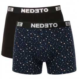 2PACK pánske boxerky Nedeto viacfarebné (2NBV11) L, trenky. Vnesiete trochu humoru do svojho šatníka s boxerkami Nedeto
Zbavte sa nudy a pridajte do svojho šatníka zdravú dávku štýlu a originality! Pánske boxerky Nedeto s originálnymi potlačami vás rozosmejú hneď ráno a poskytnú vám dokonalé pohodlie po celý deň. Sú ideálne pre každého, kto sa nebojí byť trochu hravý – či už ich nosíte v práci, pri relaxovaní doma alebo na výlete.
Pohodlný materiál pre ideálne pohodlie
Boxerky sú vyrobené z mäkkého a priedušného materiálu z bavlny s prímesou elastanu, vďaka čomu sa prispôsobia vášmu telu bez toho, aby vás akokoľvek obmedzovali. Materiál je jemný k pokožke, dobre odvádza vlhkosť a vďaka elastanu si boxerky zachovávajú svoj tvar aj po opakovanom praní.
Výrazný dizajn, ktorý vás pobaví
Zábavný potlač vytvára svieži a veselý vzhľad, ktorý vám zaručene zdvihne náladu. Ak hľadáte spodnú bielizeň, ktorá je nielen pohodlná, ale aj originálna, táto je tá pravá. Tkaný elastický pás je diskrétny a nenarušuje celkový vzhľad, pričom spoľahlivo drží boxerky na mieste bez toho, aby sa zarezával. Priliehavý strih s dlhšími nohavicami je navrhnutý tak, aby sa boxerky neposúvali ani nevyťahovali. Vďaka tomu sú vhodné nielen na každodenné nosenie, ale aj do kancelárie, na cestovanie, ľahké športové aktivity alebo relaxovanie cez víkend.
Prečo vyskúšať boxerky Nedeto

Naša značka Nedeto: Kvalita, ktorú sami garantujeme a testujeme.
Originálny dizajn: Hravý štýl, ktorý vás rozosmeje.
Pohodlný materiál a strih: Vhodné na každodenné nosenie, relax a voľný čas.

Česká značka Nedeto ponúka kvalitné spodné prádlo za skvelú cenu
Nielenže predávame spodné prádlo Nedeto, ale tiež stojíme za jeho výrobou. To znamená, že sme ho sami starostlivo otestovali a ručíme zaň. Či už si objednáte boxerky alebo ponožky, vždy sa môžete tešiť na prvotriednu kvalitu za rozumnú cenu. Značka Nedeto má niečo pre mužov aj ženy – v našej ponuke nájdete aj štýlové nohavičky (vrátane nohavičiek na menštruáciu). Výrobky Nedeto sa vyrábajú v Turecku.
Ako sa starať o boxerky Nedeto
Aby vaše obľúbené boxerky dlho vyzerali ako nové, odporúčame dodržiavať tieto pokyny na údržbu.

Pranie: Boxerky perte na 30 °C, najlepšie naruby. Tým ochránite potlač a farbu. Používajte jemný prací prostriedok bez agresívnych bielidiel, ktoré by mohli poškodiť elastické vlákna alebo potlač.
Sušenie: Nesušte v sušičke. Sušte na rovnej ploche, ale vyhnite sa priamemu slnečnému žiareniu, aby nedošlo k vyblednutiu farieb.
Žehlenie: Áno, boxerky môžete žehliť na nízkej teplote, ideálne naruby, aby nedošlo k poškodeniu vzoru a elastických vlákien.

Tip: Staňte sa odborníkom na starostlivosť o spodnú bielizeň vďaka tipom v našom článku a poskytnite svojim obľúbeným kúskom starostlivosť, ktorú si zaslúžia.