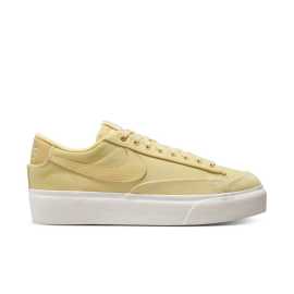 Nike Blazer Low Platform Canvas 38. Medzipodošva - EVA  Základná technológia používaná u väčšiny modelov tenisiek, ktorá sa vyznačuje dobrou tlmivosťou a responzivitou. Čo sa týchto dvoch vlastností týka, existujú lepšie technológie s väčším tlmením a návratom energie. EVA (alebo tiež Ethylenvinylacetát) je ale oproti nim cenovo dostupnejšia a často vhodnejšia. Nie vždy totiž potrebuješ tú najmäkšiu topánku.Podrážka - guma  S gumovou podrážkou sa proste nedá nič pokaziť. Dlho vydrží, ľahko sa čistí a má skvelú trakciu.Tip: Aby ti topánky vydržali čo najdlhšie krásne a čisté, odporúčame sa o ne starať ako o bábätko. Pomôžu ti v tom výrobky na čistenie obuvi => vyskúšaj!