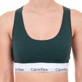 Dámska podprsenka Calvin Klein tmavo zelená (F3785E-CP2) L.
Doprajte si každodenné pohodlie bez kompromisov v dizajne s touto ikonickou podprsenkou Calvin Klein.
Príjemný materiál, ktorý vás pohladí
Podprsenka Calvin Klein je vyrobená z vyváženej zmesi bavlny, modalu a elastanu.
Modal navyše dodáva materiálu jemnosť a odolnosť, zatiaľ čo elastan zaisťuje, že podprsenka dokonale sedí a prispôsobí sa vášmu telu.
Ikonický dizajn a pohodlný strih
Minimalistický dizajn s ikonickou vytkávanou gumou s logom Calvin Klein dodáva tejto podprsenke moderný a štýlový vzhľad.
Prečo si podprsenku Calvin Klein zamilujete

Maximálne pohodlie: Ideálna na každodenné nosenie aj relax, podprsenka sa prispôsobí telu a nikde netlačí.
Prémiový materiál: Kombinácia bavlny, modalu a elastanu zaisťuje mäkkosť, priedušnosť a dlhú životnosť.
Štýlový športový dizajn: Moderný vzhľad s racerback strihom a vyšívanou gumou Calvin Klein vás zaujme na prvý pohľad.

Spodná bielizeň Calvin Klein milujú ľudia po celom svete
Pánska spodná bielizeň Calvin Klein patrí medzi stálicu módneho priemyslu.
Ako sa starať o podprsenku
Aby ti podprsenka vydržela dlouho ako nová, odporúčame dodržiavať nasledujúce pokyny na údržbu.

Pranie: Podprsenku perte šetrne na 30 ° C, ideálne v ochrannej kapse na jemnú bielizeň.
Sušenie: Podprsenku v žiadnom prípade nedávaj do sušičky.
Žehlenie: Podprsenku nežehli.

Tip: Nájdenie správneho spodného prádla, ktoré vám perfektne sedí, je niekedy náročné.