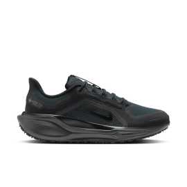 Nike Pegasus 41 GORE-TEX Mens Waterproof Road Running Shoes 44,5. Dážď už nie je výhovorka Bežecká obuv Nike Air Zoom Pegasus 41 GORE-TEX je stvorená na kilometre behu aj v tom najhoršom počasí. Vodotesná membrána GORE-TEX udrží vaše nohy v suchu, dvojjednotkové odpruženie Air Zoom ReactX vám dodá flexibilitu a energiu a podrážka Storm Tread vás udrží na zemi aj na mokrom asfalte. Reflexné detaily sa postarajú o bezpečnosť, keď sa vydáte behať za súmraku. Výhody ▪ Membrána GORE-TEX chráni pred dažďom a vlhkosťou.▪ Odpruženie ReactX + dvojité jednotky Air Zoom vracajú energiu každému kroku.▪ Podrážka Storm Tread poskytuje istotu aj na mokrom povrchu.▪ Reflexné prvky zvyšujú viditeľnosť pri slabom osvetlení. Spoľahlivý bežecký partner, ktorého nezastaví ani dážď.Vrch - textília a syntetika  Ponúka výhodný pomer priedušnosti a odolnosti. Textília je dobre priedušná, ale zároveň ponúka zvýšenú odolnosť proti oderu a vplyvom. Je navyše na strategických miestach spevnená syntetickými prekryvmi, ktoré topánku spevňujú, robia ju odolnejšou a chránia tvoje nohy.Medzipodošva - Zoom Air  Nie je ju síce na prvý pohľad vidieť, ako Air Max, ale zato je výkonnejšia. Táto revolučná technológia používa na tlmenie tiež vzduchové bubliny. Jednu mäkšiu uprostred a druhú tvrdšiu, ktorá ju obopína. Tým sa vytvorí efekt "trampolíny" a výsledkom je nielen tlmenie, ale hlavne návrat energie, ktorý ťa doslova vystrelí do ďalšieho kroku.Podrážka - guma  S gumovou podrážkou sa proste nedá nič pokaziť. Dlho vydrží, ľahko sa čistí a má skvelú trakciu.TECHNOLÓGIEReactX je materiál, ktorý sa používa na výrobu strednej časti topánok, teda tej podrážky, na ktorú došľapuješ. Oproti staršiemu Reactu je ReactX ešte lepší, pretože dokáže viac vrátiť energiu z každého kroku. A to sa hodí, či už si vrcholový športovec alebo len rád beháš. Navyše je ReactX vyrobený tak, aby sa pri jeho výrobe spotrebovalo menej energie, čo je lepšie pre životné prostredie.GORE-TEX  Keď sa povie membrána GORE-TEX, tak sa hneď vybaví slovíčko nepremokavosť. K tomu ale môžeš pridať ešte aj