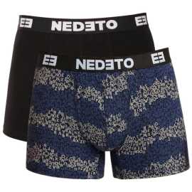 2PACK pánske boxerky Nedeto viacfarebné (2NBV9) 4XL, trenky. Vnesiete trochu humoru do svojho šatníka s boxerkami Nedeto
Zbavte sa nudy a pridajte do svojho šatníka zdravú dávku štýlu a originality! Pánske boxerky Nedeto s originálnymi potlačami vás rozosmejú hneď ráno a poskytnú vám dokonalé pohodlie po celý deň. Sú ideálne pre každého, kto sa nebojí byť trochu hravý – či už ich nosíte v práci, pri relaxovaní doma alebo na výlete.
Pohodlný materiál pre ideálne pohodlie
Boxerky sú vyrobené z mäkkého a priedušného materiálu z bavlny s prímesou elastanu, vďaka čomu sa prispôsobia vášmu telu bez toho, aby vás akokoľvek obmedzovali. Materiál je jemný k pokožke, dobre odvádza vlhkosť a vďaka elastanu si boxerky zachovávajú svoj tvar aj po opakovanom praní.
Výrazný dizajn, ktorý vás pobaví
Zábavný potlač vytvára svieži a veselý vzhľad, ktorý vám zaručene zdvihne náladu. Ak hľadáte spodnú bielizeň, ktorá je nielen pohodlná, ale aj originálna, táto je tá pravá. Tkaný elastický pás je diskrétny a nenarušuje celkový vzhľad, pričom spoľahlivo drží boxerky na mieste bez toho, aby sa zarezával. Priliehavý strih s dlhšími nohavicami je navrhnutý tak, aby sa boxerky neposúvali ani nevyťahovali. Vďaka tomu sú vhodné nielen na každodenné nosenie, ale aj do kancelárie, na cestovanie, ľahké športové aktivity alebo relaxovanie cez víkend.
Prečo vyskúšať boxerky Nedeto

Naša značka Nedeto: Kvalita, ktorú sami garantujeme a testujeme.
Originálny dizajn: Hravý štýl, ktorý vás rozosmeje.
Pohodlný materiál a strih: Vhodné na každodenné nosenie, relax a voľný čas.

Česká značka Nedeto ponúka kvalitné spodné prádlo za skvelú cenu
Nielenže predávame spodné prádlo Nedeto, ale tiež stojíme za jeho výrobou. To znamená, že sme ho sami starostlivo otestovali a ručíme zaň. Či už si objednáte boxerky alebo ponožky, vždy sa môžete tešiť na prvotriednu kvalitu za rozumnú cenu. Značka Nedeto má niečo pre mužov aj ženy – v našej ponuke nájdete aj štýlové nohavičky (vrátane nohavičiek na menštruáciu). Výrobky Nedeto sa vyrábajú v Turecku.
Ako sa starať o boxerky Nedeto
Aby vaše obľúbené boxerky dlho vyzerali ako nové, odporúčame dodržiavať tieto pokyny na údržbu.

Pranie: Boxerky perte na 30 °C, najlepšie naruby. Tým ochránite potlač a farbu. Používajte jemný prací prostriedok bez agresívnych bielidiel, ktoré by mohli poškodiť elastické vlákna alebo potlač.
Sušenie: Nesušte v sušičke. Sušte na rovnej ploche, ale vyhnite sa priamemu slnečnému žiareniu, aby nedošlo k vyblednutiu farieb.
Žehlenie: Áno, boxerky môžete žehliť na nízkej teplote, ideálne naruby, aby nedošlo k poškodeniu vzoru a elastických vlákien.

Tip: Staňte sa odborníkom na starostlivosť o spodnú bielizeň vďaka tipom v našom článku a poskytnite svojim obľúbeným kúskom starostlivosť, ktorú si zaslúžia.