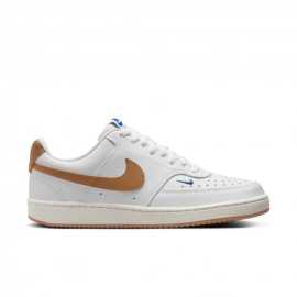 Nike court vision low w 40,5. Retro štýl s moderným nádychom Basketbalová klasika z 80. rokov dostáva moderný upgrade. Tenisky Nike Court Vision Low Next Nature prinášajú ikonický vzhľad inšpirovaný doskami z minulosti, ale s dôrazom na dnešné hodnoty - štýl, pohodlie a udržateľnosť. Nadčasový dizajn, ktorý ľahko zladíte s džínsami, teplákmi aj šatami. Výhody  Minimálne 20 % recyklovaných materiálov - štýl, ktorý má zmysel. Odolný zvršok zo syntetickej kože - dlhá životnosť a postupne lepší vintage vzhľad. Perforácie pre lepšiu priedušnosť - pohodlie aj pri celodennom nosení. Polstrovaný nízky golier - elegantný vzhľad a pohodlie bez kompromisov. Pevná gumová podrážka s konštrukciou cupsole - spoľahlivá trakcia a odolnosť.   Nike Court Vision Low Next Nature sú dôkazom, že klasika nikdy nevyjde z módy - len sa vyvíja. Prijmite minulosť, prijmite budúcnosť. Vrch - syntetická koža  Vyznačuje sa dobrou prispôsobivosťou a skvelou odolnosťou. Po pár noseniach sa topánky trošku roztiahnu a spohodlnia. Koža je navyše skvelá v odolnosti a dobre sa udržuje.Medzipodošva - Cupsole  Spôsob konštrukcie, ktorý inovoval hlavne skateboardovú obuv má tri hlavné výhody - dobrý pocit s povrchom, väčšia stabilita a ochrana. Používa sa v spojení s penou EVA, ktorá je mäkká a dobre tlmí každý krok.Podrážka - guma  S gumovou podrážkou sa proste nedá nič pokaziť. Dlho vydrží, ľahko sa čistí a má skvelú trakciu.