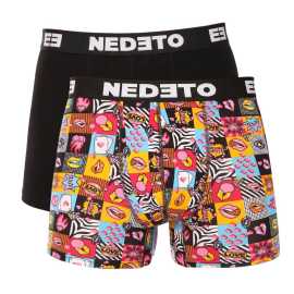 2PACK pánske boxerky Nedeto viacfarebné (2NBV3) XL, trenky. Vnesiete trochu humoru do svojho šatníka s boxerkami Nedeto
Zbavte sa nudy a pridajte do svojho šatníka zdravú dávku štýlu a originality! Pánske boxerky Nedeto s originálnymi potlačami vás rozosmejú hneď ráno a poskytnú vám dokonalé pohodlie po celý deň. Sú ideálne pre každého, kto sa nebojí byť trochu hravý – či už ich nosíte v práci, pri relaxovaní doma alebo na výlete.
Pohodlný materiál pre ideálne pohodlie
Boxerky sú vyrobené z mäkkého a priedušného materiálu z bavlny s prímesou elastanu, vďaka čomu sa prispôsobia vášmu telu bez toho, aby vás akokoľvek obmedzovali. Materiál je jemný k pokožke, dobre odvádza vlhkosť a vďaka elastanu si boxerky zachovávajú svoj tvar aj po opakovanom praní.
Výrazný dizajn, ktorý vás pobaví
Zábavný potlač vytvára svieži a veselý vzhľad, ktorý vám zaručene zdvihne náladu. Ak hľadáte spodnú bielizeň, ktorá je nielen pohodlná, ale aj originálna, táto je tá pravá. Tkaný elastický pás je diskrétny a nenarušuje celkový vzhľad, pričom spoľahlivo drží boxerky na mieste bez toho, aby sa zarezával. Priliehavý strih s dlhšími nohavicami je navrhnutý tak, aby sa boxerky neposúvali ani nevyťahovali. Vďaka tomu sú vhodné nielen na každodenné nosenie, ale aj do kancelárie, na cestovanie, ľahké športové aktivity alebo relaxovanie cez víkend.
Prečo vyskúšať boxerky Nedeto

Naša značka Nedeto: Kvalita, ktorú sami garantujeme a testujeme.
Originálny dizajn: Hravý štýl, ktorý vás rozosmeje.
Pohodlný materiál a strih: Vhodné na každodenné nosenie, relax a voľný čas.

Česká značka Nedeto ponúka kvalitné spodné prádlo za skvelú cenu
Nielenže predávame spodné prádlo Nedeto, ale tiež stojíme za jeho výrobou. To znamená, že sme ho sami starostlivo otestovali a ručíme zaň. Či už si objednáte boxerky alebo ponožky, vždy sa môžete tešiť na prvotriednu kvalitu za rozumnú cenu. Značka Nedeto má niečo pre mužov aj ženy – v našej ponuke nájdete aj štýlové nohavičky (vrátane nohavičiek na menštruáciu). Výrobky Nedeto sa vyrábajú v Turecku.
Ako sa starať o boxerky Nedeto
Aby vaše obľúbené boxerky dlho vyzerali ako nové, odporúčame dodržiavať tieto pokyny na údržbu.

Pranie: Boxerky perte na 30 °C, najlepšie naruby. Tým ochránite potlač a farbu. Používajte jemný prací prostriedok bez agresívnych bielidiel, ktoré by mohli poškodiť elastické vlákna alebo potlač.
Sušenie: Nesušte v sušičke. Sušte na rovnej ploche, ale vyhnite sa priamemu slnečnému žiareniu, aby nedošlo k vyblednutiu farieb.
Žehlenie: Áno, boxerky môžete žehliť na nízkej teplote, ideálne naruby, aby nedošlo k poškodeniu vzoru a elastických vlákien.

Tip: Staňte sa odborníkom na starostlivosť o spodnú bielizeň vďaka tipom v našom článku a poskytnite svojim obľúbeným kúskom starostlivosť, ktorú si zaslúžia.