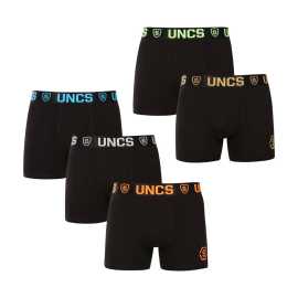 5PACK pánske boxerky UNCS čierné (24Z207PSPP) 5XL, trenky. Boxerky UNCS prinášajú štýl a pohodlie mužom všetkých veľkostí
Pánske boxerky UNCS sú navrhnuté tak, aby poskytovali maximálne pohodlie a atraktívny dizajn vo všetkých veľkostiach. Vďaka modernému dizajnu a kvalitným materiálom sú ideálnou voľbou na každodenné nosenie a aktívny životný štýl. Boxerky UNCS vám poskytnú sebavedomý a moderný vzhľad v každej veľkosti.
Materiály, ktoré sa prispôsobia vašim potrebám
Tento model boxeriek je vyrobený z kvalitnej zmesi bavlny a elastanu, ktorá zaručuje maximálne pohodlie aj pri celodennom nosení. Mäkká bavlna je jemná k pokožke, dobre dýcha a poskytuje pocit ľahkosti. Elastan dodáva boxerkám pružnosť, vďaka čomu sa dokonale prispôsobia vášmu telu a udržia si svoj tvar aj po mnohých praniach. Okrem toho boxerky neobmedzujú v pohybe a vždy poskytujú dostatok pohodlia, či už ste v práci, doma alebo na cestách.
Moderný strih a výrazný dizajn
Boxerky UNCS majú dlhšie nohavičky, ktoré zabraňujú odieraniu a poskytujú dodatočnú oporu počas pohybu. Krútený elastický pás s logom UNCS pevne drží, ale netlačí a zostáva pohodlný aj po dlhých hodinách nosenia. Výrazné farby dodávajú boxerkám osobitý vzhľad a sú ideálne pre všetkých mužov, ktorí majú radi originalitu.
Prečo by ste mali vyskúšať boxerky UNCS

Štýlový vzhľad: Moderný dizajn s kontrastnými prvkami dodáva boxerkám atraktívny vzhľad.
Dlhšie nohavičky: Poskytujú pohodlie a minimalizujú trenie pri pohybe.
Vytkávaná guma s logom UNCS: Pohodlný pás, ktorý pevne drží, ale zároveň netlačí.

Spodná bielizeň UNCS nielen pre milovníkov extravagancie
Pánska spodná bielizeň UNCS vyniká predovšetkým príjemnými materiálmi a jednoduchými strihmi. Vždy sa však môžete tešiť na zaujímavý detail, ktorý dodá boxerkám UNCS moderný vzhľad, zdvihne vám náladu a sebavedomie. Značka UNCS myslí na mužov všetkých veľkostí, takže si môžete vybrať až do veľkosti 5XL.
Ako sa starať o boxerky UNCS?

Pranie: Odporúčame prať pri 30 °C s jemnými pracími prostriedkami, aby si materiál zachoval svoju kvalitu.
Sušenie: Je možné sušiť v sušičke pri nízkej teplote, čo šetrí čas.
Žehlenie: Nie je potrebné, pretože materiál drží svoj tvar bez ďalších úprav.

Tip: Staňte sa expertom na údržbu spodnej bielizne vďaka radám v našom článku a doprajte svojim obľúbeným kúskom starostlivosť, ktorú si zaslúžia.