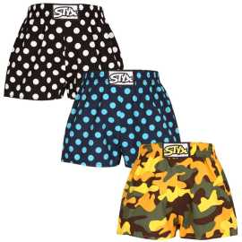 3PACK detské trenky Styx art klasická guma viacfarebné (3J15901) 12-14 let, trenírky. Detské šortky Styx Art - štýlový dizajn a česká kvalita
Hľadáte pre svoje dieťa pohodlnú a kvalitnú spodnú bielizeň? Detské spodky Styx Art s klasickou gumou sú skvelou voľbou! Vďaka 100 % bavlne sú príjemné na tele, priedušné a vhodné na každodenné nosenie. Hravý dizajn a originálne vzory dodávajú detským šortkám moderný vzhľad. Šortky Styx sa vyrábajú v Českej republike, čo zaručuje prvotriednu kvalitu a precízne spracovanie.
Kvalitný materiál na pohodlné nosenie
Tieto šortky sú vyrobené zo 100 % bavlny, ktorá je mäkká, ľahká a prirodzene priedušná. Vďaka tomu dokonale odvádzajú vlhkosť a zaisťujú maximálne pohodlie aj pri celodennom nosení. Bavlna je tiež odolná a pri správnej starostlivosti si zachováva svoj tvar a farbu aj po mnohých praniach. Klasická guma drží šortky pevne na mieste, ale zároveň netlačí a nespôsobuje nepríjemné otlaky.
Pohodlný strih a štýlový dizajn
Štýlový dizajn s originálnymi vzormi premení šatník vášho dieťaťa na jednu veľkú zábavu. Voľnejší strih umožňuje neobmedzený pohyb a robí z týchto šortiek skvelú voľbu na bežné nosenie a spanie. Vďaka precíznemu spracovaniu a pevným švom šortky vydržia každodenné šantenie a zostanú pohodlné aj po celodennom nosení. Klasický elastický pás drží spodnú bielizeň bezpečne na svojom mieste, ale nespôsobuje nepríjemné otlaky. Vďaka týmto vlastnostiam sú šortky ideálne na každodenné nosenie, leňošenie doma a spanie, dobre sa hodia pre chlapcov aj dievčatá.
Prečo si ich deti zaručene zamilujú?

100 % bavlna: Mäkké, priedušné a príjemné na pokožku.
Klasický elastický pás.
Univerzálny voľný strih: Ideálne pre deti na voľný čas, do školy aj na spanie.
Zábavný dizajn: Originálne potlače a žiarivé farby vždy zlepšia náladu.
Vyrobené v Českej republike: kvalitné české spracovanie.

Spodná bielizeň Styx je jednou z najobľúbenejších
Česká značka Styx je medzi zákazníkmi známa najmä vďaka svojej spodnej bielizni s neotrelými vzormi vo výrazných farbách. Hlavným dôvodom obľúbenosti tejto značky sú však príjemné materiály a skvelé strihy, ktoré sme vyskúšali na vlastnej koži. Značka Styx patrí medzi naše privátne značky a za kvalitu našich výrobkov dáme ruku do ohňa.
Ako sa starať o šortky Styx?

Pranie: Odporúčameprať pri teplote 30 °C, aby sa zachovala mäkkosť a kvalita tkaniny.
Sušenie: Nie je vhodné sušiť v bubnovej sušičke, uprednostnite sušenie na vzduchu.
Žehlenie: Áno, pri nižšej teplote (odporúčame žehliť naruby).

Tip: Nájsť ten správny kus spodnej bielizne, ktorý vám dokonale padne, môže byť náročné. Keď ho nájdete, oplatí sa oň dobre starať, aby vám dlho vydržal. Tipy, ako to urobiť, nájdete v našom článku.