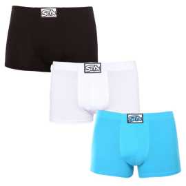 3PACK pánske boxerky Styx klasická guma viacfarebné (3Q96019) M, trenky. Pánske boxerky Styx - česká kvalita a maximálne pohodlie
Hľadáte dokonalú kombináciu pohodlia, štýlu a kvality? Pánske boxerky Styx s klasickým elastickým pásom vám zabezpečia pohodlie po celý deň, či už ste v práci, športujete alebo relaxujete doma. Vďaka kratším nohaviciam sa perfektne hodia aj pod priliehavé nohavice a pekne zvýraznia váš zadok. Navyše sú vyrobené v Českej republike, čo je zárukou precízneho spracovania a prvotriednej kvality.
Prvotriedny materiál pre dokonalé pohodlie
Tieto boxerky sú vyrobené z jedinečnej zmesi bavlny, modalu a elastanu. Tento materiál v sebe spája najlepšie vlastnosti prírodných vlákien, ktoré zaručujú mäkkosť, priedušnosť a príjemný pocit na pokožke. Vďaka modalu sú boxerky mäkké, ľahké a odvádzajú vlhkosť, čo zaručuje maximálne pohodlie aj počas náročnejších aktivít. Boxerky sú príjemne elastické, dobre sedia a pekne držia tvar.
Perfektne padnúce a pohodlné klasické elastické
Pánske boxerky Styx majú kratšie nohavičky, ktoré sa nikdy nevyhrnú a poskytujú maximálnu voľnosť pohybu. Boxerky Styx môžete nosiť na bežný deň v kancelárii, ale dobre sa hodia aj pod športové šortky. Klasický elastický pás s logom Styx perfektne drží na svojom mieste, netlačí a prispôsobí sa vášmu telu bez nepríjemného zarezávania. Moderný dizajn dodáva boxerkám športový a minimalistický vzhľad, takže sa v nich budete cítiť jednoducho skvele.
Prečo si boxerky Styx zamilujete

Prvotriedna kombinácia bavlny a modalu: Mäkká, priedušná a príjemná na telo.
Kratšie nohavičky: Žiadne vyhrňovanie a maximálna voľnosť pohybu.
Klasický elastický pás: Netlačí, ale drží ich pevne na mieste.
Vhodné na bežné nosenie a šport: Skvelá voľba pre aktívnych mužov.
Vyrobené v ČR: Česká kvalita a precízne spracovanie.

Spodná bielizeň Styx patrí medzi najobľúbenejšie.
Česká značka Styx je medzi zákazníkmi známa najmä vďaka spodnej bielizni s neotrelými vzormi vo výrazných farbách. Hlavným dôvodom obľúbenosti tejto značky sú však príjemné materiály a skvelé strihy, ktoré sme vyskúšali na vlastnej koži. Značka Styx patrí medzi naše privátne značky a za kvalitu našich výrobkov dáme ruku do ohňa.
Ako sa starať o boxerky Styx?
Aby vám obľúbené boxerky dlho vydržali, odporúčame nasledujúce tipy:

Pranie: Odporúčame prať na 30 ° C, aby si materiál zachoval svoju jemnosť a elasticitu.
Sušenie: Nevhodné do sušičky, aby sa predišlo strate pružnosti a poškodeniu vlákien. Najlepšie je nechať voľne uschnúť na vzduchu.
Žehlenie: Pokiaľ je potrebné, je možné žehliť na nízku teplotu, ale odporúčame žehliť naruby.

Tip: Nájsť ten správny kus spodnej bielizne, ktorý vám dokonale padne, môže byť náročné. Keď ho nájdete, oplatí sa oň dobre starať, aby dlho vydržal. Tipy, ako to urobiť, nájdete v našom článku.