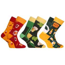 3PACK Veselé ponožky Dedoles (RS13626364) S. Rozjasnite si deň veselými ponožkami Dedoles
Chcete svojmu outfitu dodať nádych hravosti a originality? Veselé ponožky Dedoles v žiarivých farbách vás zaručene rozveselia - a nielen vás, ale aj všetkých okolo vás! Tietofarebné, štýlové a úplne jedinečné ponožky sú ideálnou voľbou pre každého, kto sa nebojí ukázať svoju veselú stránku.
Kvalitný materiál na celodenné pohodlie
Ponožky sú vyrobené zo zmesi bavlny a umelých vlákien. Vďaka tomu sú krásne mäkké, priedušné a zároveň dostatočne pružné, aby dokonale sedeli na nohe a nikde netlačili. Bavlna je príjemná na dotyk a priedušná, zatiaľ čo umelé vlákna zabezpečujú, že ponožky si udržia svoj tvar aj po mnohých praniach.
Originálny dizajn, ktorý vás nenechá bez povšimnutia
Veselé motívy a výrazné vzory v žiarivých farbách sú charakteristickými znakmi ponožiek Dedoles, vďaka ktorým sa každý krok stane módnym zážitkom. Ponožky majú vysoký strih, takže sa dokonale hodia k teniskám, členkovým topánkam a domácim papučiam. Vďaka elastickému lemu sa nezarezávajú a zostávajú na svojom mieste aj pri celodennom nosení - ideálne na bežné nosenie, do práce, do školy alebo len tak na doma.
Prečo by ponožky Dedoles nemali chýbať vo vašom šatníku

Hravý dizajn, ktorý zaručene pobaví.
Pohodlný materiál s vysokým podielom bavlny.
Pružný strih, ktorý drží tvar a dobre sedí.

Spodná bielizeň Dedoles vám zdvihne náladu
Obľúbená slovenská značka Dedoles potešila svojich fanúšikov originálnymi vzormi a pestrými farbami, ktoré rozžiaria nielen obľúbené ponožky, ale aj pánske boxerky a dámske podprsenky. Okrem jedinečného dizajnu sa môžete tešiť aj na pohodlné materiály a kvalitné spracovanie, ktoré vydrží.
Ako sa starať o veselé ponožky Dedoles
Aby ponožky zostali dlho v skvelom stave, odporúčame dodržiavať tieto pokyny.

Pranie: Per ponožky naruby pri maximálnej teplote 40 °C. Vyhni sa bielidlám a agresívnym pracím prostriedkom, ktoré by mohli poškodiť potlač a farby.
Sušenie: Nesušte v sušičke - vysoké teploty by mohli spôsobiť stratu pružnosti a deformáciu. Ideálne je sušenie na vzduchu, rozložené na plocho.
Žehlenie. Materiál a potlač nie sú prispôsobené vysokým teplotám a mohli by sa poškodiť.

Tip: Staňte sa expertom na údržbu spodnej bielizne vďaka radám v našom článku a doprajte svojim obľúbeným kúskom starostlivosť, akú si zaslúžia.
