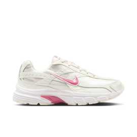 Nike W Initiator Shoes 42,5. Nike Initiator: Pohodlie a podpora na každom kroku S topánkami Nike Initiator si môžeš užívať pohodlnú podporu pri každom behu. Priedušný zvršok a mäkké odpruženie ti dodajú sebavedomie pri každom kroku. Výhody  Podporné prekrytia pomáhajú udržať nohu na svojom mieste Mäkká podšívka zvyšuje komfort Penová medzipodrážka poskytuje mäkké odpruženie Flexné drážky v podrážke umožňujú voľný pohyb  Priprav sa na pohodlný beh s Nike Initiator!Vrch - textília a syntetika  Ponúka výhodný pomer priedušnosti a odolnosti. Textília je dobre priedušná, ale zároveň ponúka zvýšenú odolnosť proti oderu a vplyvom. Je navyše na strategických miestach spevnená syntetickými prekryvmi, ktoré topánku spevňujú, robia ju odolnejšou a chránia tvoje nohy.Medzipodrážka  Penová medzipodrážka je ako vankúš pre vaše nohy - mäkká, pružná a pripravená tlmiť akýkoľvek náraz. Vďaka nej sa budete cítiť, akoby ste bežali na obláčiku, aj keď asfalt pod nohami nie je práve najjemnejší. Navyše vracia energiu, takže vás pri každom kroku trochu nakopne vpred!Podrážka - guma  S gumovou podrážkou sa proste nedá nič pokaziť. Dlho vydrží, ľahko sa čistí a má skvelú trakciu.