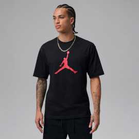 Jordan Men T-Shirt 2XL. Tričko, ktoré skočí do štýlu  Tričko Jordan Jumpman s krátkym rukávomje čistá klasika, ktorá nikdy nesklame. Pohodlný strih, kvalitný materiál a ikonické logo Jumpman - presne to, čo potrebujete na každodenný outfit s dávkou športovej elegancie. Výhody  Klasický strih a krátke rukávy - ideálne do mesta alebo na ihrisko Mäkký bavlnený materiál - pohodlie po celý deň Výrazné logo Jumpman - štýl, ktorý pozná celý svet Skvele sa kombinuje - s džínsami, teplákmi aj šortkami.   Jordan vie, že jednoduchosť je kľúčom k úspechu - toto tričko to dokazuje každým stehom.