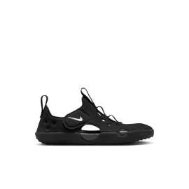 Nike Sunray Protect 4 Little Kids Sandals 35. Ľahká obuv do vody pre malých dobrodruhov Tieto hravé "vodomilské" sandále Nike Sunray Protect 4 sú ideálne na leto, výlety a šantenie pri vode. Vďaka flexibilným materiálom, ľahkému obúvaniu a uzavretej konštrukcii chránia detské chodidlá a zároveň im dávajú pocit, že behajú naboso. Výhody  Pocit bosej nohy - tenká a pružná podrážka pre prirodzený kontakt so zemou. Extra ochrana - uzavretá päta a špička proti nečistotám, štrku a kamienkom. Podporuje zdravý vývoj - odporúčané odborníkmi na detské chodidlá. Jednoduché obúvanie - široký pásik na suchý zips na rýchle a bezpečné obutie. Ľahké, rýchloschnúce materiály - ideálne na vodné radovánky. Penové odpruženie - pohodlie na každom kroku. Protišmyková podrážka - istý krok aj na mokrom povrchu.   Ideálna voľba pre všetkých malých objaviteľov, ktorí radi behajú, skáču a slobodne objavujú svet.Medzipodošva - EVA  Základná technológia používaná u väčšiny modelov tenisiek, ktorá sa vyznačuje dobrou tlmivosťou a responzivitou. Čo sa týchto dvoch vlastností týka, existujú lepšie technológie s väčším tlmením a návratom energie. EVA (alebo tiež Ethylenvinylacetát) je ale oproti nim cenovo dostupnejšia a často vhodnejšia. Nie vždy totiž potrebuješ tú najmäkšiu topánku.