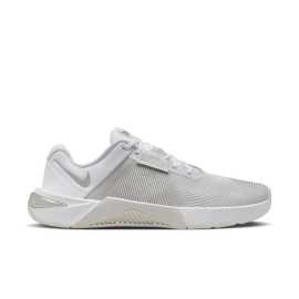 Nike Metcon 10 40. Nike Metcon 10 - tréning bez kompromisov Vyťažte z každého tréningu maximum s modelom Nike Metcon 10. Vďaka ultra stabilnej podrážke Hyperlift a ľahkej pene ReactX získate maximálnu podporu a flexibilitu pri každom pohybe. Ešte ľahšia a odolnejšia ako predchádzajúci model, Metcon 10 vás podrží počas silového tréningu, kardio tréningu a dynamických cvičení. Výhody  Podrážka Hyperlift pod pätou - maximálna stabilita počas drepov, mŕtvych ťahov a nadhodov. Ľahká pena ReactX - väčšia návratnosť energie a citlivé odpruženie počas šprintov a výpadov. Priľnavý trakčný vzor - odolnosť a istota nohy aj pri najnáročnejších tréningoch. Širší priestor na prsty - väčšie pohodlie a rovnomerné rozloženie sily. Priedušná sieťovina a ľahké výstuhy - ľahkosť, odolnosť a pohodlie v jednom.   Metcon 10 je váš partner na ceste k maximálnemu výkonu.Vrch - textília a syntetika  Ponúka výhodný pomer priedušnosti a odolnosti. Textília je dobre priedušná, ale zároveň ponúka zvýšenú odolnosť proti oderu a vplyvom. Je navyše na strategických miestach spevnená syntetickými prekryvmi, ktoré topánku spevňujú, robia ju odolnejšou a chránia tvoje nohy.MedzipodrážkaReact X. Pena je navrhnutá pre maximálny výkon a s ohľadom na planétu. V porovnaní s pôvodnou penou React znižuje uhlíkovú stopu medzipodrážky o neuveriteľných 43 % vďaka efektívnejšiemu výrobnému procesu. Je to výsledok podrobného hodnotenia odborníkov zo spoločností PRé Sustainability B.V. a Intertek China, ktorí skúmali vplyv výroby od začiatku až po hotový výrobok. A čo je na tom najlepšie? Pena ReactX vám poskytne skvelý výkon bez toho, aby ste obetovali pohodlie - takže vaše nohy budú spokojné a rovnako aj planéta.Podrážka - guma  S gumovou podrážkou sa proste nedá nič pokaziť. Dlho vydrží, ľahko sa čistí a má skvelú trakciu.Hyperlift. Spevňujúca doska na päte, pretože kto by nechcel mať pevné päty, že? Táto technológia vám poskytne stabilitu pri cvikoch, ako sú drepy, výpady a mŕtve ťahy - teda pri cvikoch, ktoré vás trápia najviac