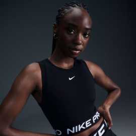 Nike Pro Womens Dri-FIT Cropped Tank Top XS. Vrchný diel nohavíc Nike Pro Cropped Top Cítiš sa ako profesionál? V tomto krátkom tielku  Nike Pro vás nič nezastaví pri dosahovaní vašich cieľov. Ľahká a elastická tkanina sa prispôsobí vašim pohybom, zatiaľ čo technológia Nike Dri-FIT sa postará o to, aby ste zostali v suchu aj počas najnáročnejších tréningov. Priliehavý strih a mäkký elastický pás na spodnom okraji vám zaistia pohodlie aj počas intenzívnych tréningov. Výhody:  Štýl bez kompromisov. Technológia Dri-FIT. Pohodlný strih: Otvory na palce udržujú rukávy na svojom mieste a dodávajú krytie, keď to potrebujete.   Tento top Nike Pro je dokonalou kombináciou funkčnosti a sebavedomého štýlu, či už sa chystáte na tréning, alebo chcete vyniknúť svojím outfitom. Buďte neprehliadnuteľná a pripravená na všetko!Technológia Dri-FIT. Inovatívna polyesterová tkanina navrhnutá tak, aby vás udržala v suchu a vy ste mohli dlhšie naplno športovať. Jedinečná, vysoko funkčná konštrukcia z mikrovlákna Dri-FIT podporuje prirodzený chladiaci systém tela tým, že odvádza pot a rozvádza ho po povrchu oblečenia, aby sa rýchlo odparoval. Oblečenie Dri-FIT funguje najlepšie ako základná vrstva alebo pri samostatnom nosení - priamy kontakt s telom vás udrží v suchu. Materiál Dri-FIT sa tiež dokáže vysporiadať s potom počas celej životnosti odevu  .
