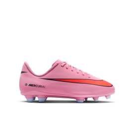 Nike Jr. Mercurial Vapor 16 Club 38. Rýchlosť, ktorá nedovolí obrane dýchať S kopačkami Nike Mercurial Vapor 16 Club MG získate kopačky, ktoré vás podržia pri každom šprinte a zákroku. Ľahký syntetický zvršok s jemnou textúrou vám dodá lepší cit pre loptu a istotu pri jej spracovaní. Podrážka s viacerými hrotmi je navrhnutá tak, aby vám poskytla stabilitu na prírodnej i umelej tráve, takže sa nemusíte starať o povrch - len o svoju hru. Navyše vďaka podielu recyklovaných materiálov hráte aj pre planétu. Výhody:▪ Štruktúrovaný syntetický zvršok pre presnejší dotyk s loptou.▪ Podrážka pre viacero terénov - stabilita na prírodnej tráve a umelom povrchu.▪ Ľahká konštrukcia pre maximálnu rýchlosť a obratnosť.▪ Recyklované materiály - udržateľnejšia voľba bez obetovania výkonu.  vás nakopnú k rýchlejšej hre - ľahké, spoľahlivé a vždy pripravené kopať.Vrch - syntetická koža  Vyznačuje sa dobrou prispôsobivosťou a skvelou odolnosťou. Po pár noseniach sa topánky trošku roztiahnu a spohodlnia. Koža je navyše skvelá v odolnosti a dobre sa udržuje.Podrážka - guma  S gumovou podrážkou sa proste nedá nič pokaziť. Dlho vydrží, ľahko sa čistí a má skvelú trakciu.   Tip: Ak neviete, ako si vybrať správne kopačky, pozrite si náš článok, ktorý vám pomôže s výberom.