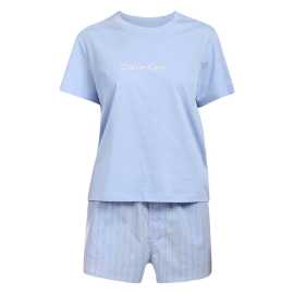 Dámske pyžamo Calvin Klein modré (QS7576-39Z) XL.
Užite si pokojné večery a osviežujúce rána v ikonických dámskych pyžamách Calvin Klein, ktoré kombinujú maximálny komfort s minimalistickým dizajnom.
Vysoko kvalitná bavlna pre maximálne pohodlie
Dámske pyžamy Calvin Klein sú vyrobené zo 100 % bavlny, ktorá je známa svojou priedušnosťou, jemnosťou a šetrnosťou k pokožke.
Moderný a nadčasový vzhľad
Jednofarebné tričko s krátkymi rukávmi v kombinácii s pohodlnými voľnými šortkami tvoria perfektný outfit, najmä na horúce dni.
Prečo si zamilujete pyžamo Calvin Klein

100 % bavlna: rírodný materiál, ktorý je mäkký, priedušný a príjemný na dotyk.
Svieži a ženský dizajn Calvin Klein: Jednoduché línie, príjemné farby a jemný dizajn.
Pohodlný voľný strih: Ideálny na spanie a relaxáciu doma v teplých dňoch.

Spodná bielizeň Calvin Klein je obľúbená u ľudí po celom svete
Spodná bielizeň Calvin Klein je základným kameňom módneho priemyslu.
Ako sa starať o dámske pyžamy Calvin Klein
Aby vaše obľúbené pyžamy vydržali čo najdlhšie, odporúčame dodržiavať tieto pokyny na údržbu.

Pranie: Práť pri 30 °C s podobnými farbami.
Sušenie: Sušenie v sušičke sa neodporúča – aby vaše pyžamo zostalo mäkké a zachovalo si svoj tvar, nechajte ho vyschnúť na vzduchu, ideálne mimo priameho slnečného žiarenia.
Žehlenie: Žehlenie nie je potrebné.

Tip: Staňte sa odborníkom na starostlivosť o spodnú bielizeň vďaka tipom v našom článku a poskytnite svojim obľúbeným kúskom starostlivosť, ktorú si zaslúžia.