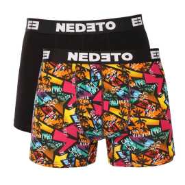 2PACK pánske boxerky Nedeto viacfarebné (2NBV2) S, trenky. Vnesiete trochu humoru do svojho šatníka s boxerkami Nedeto
Zbavte sa nudy a pridajte do svojho šatníka zdravú dávku štýlu a originality! Pánske boxerky Nedeto s originálnymi potlačami vás rozosmejú hneď ráno a poskytnú vám dokonalé pohodlie po celý deň. Sú ideálne pre každého, kto sa nebojí byť trochu hravý – či už ich nosíte v práci, pri relaxovaní doma alebo na výlete.
Pohodlný materiál pre ideálne pohodlie
Boxerky sú vyrobené z mäkkého a priedušného materiálu z bavlny s prímesou elastanu, vďaka čomu sa prispôsobia vášmu telu bez toho, aby vás akokoľvek obmedzovali. Materiál je jemný k pokožke, dobre odvádza vlhkosť a vďaka elastanu si boxerky zachovávajú svoj tvar aj po opakovanom praní.
Výrazný dizajn, ktorý vás pobaví
Zábavný potlač vytvára svieži a veselý vzhľad, ktorý vám zaručene zdvihne náladu. Ak hľadáte spodnú bielizeň, ktorá je nielen pohodlná, ale aj originálna, táto je tá pravá. Tkaný elastický pás je diskrétny a nenarušuje celkový vzhľad, pričom spoľahlivo drží boxerky na mieste bez toho, aby sa zarezával. Priliehavý strih s dlhšími nohavicami je navrhnutý tak, aby sa boxerky neposúvali ani nevyťahovali. Vďaka tomu sú vhodné nielen na každodenné nosenie, ale aj do kancelárie, na cestovanie, ľahké športové aktivity alebo relaxovanie cez víkend.
Prečo vyskúšať boxerky Nedeto

Naša značka Nedeto: Kvalita, ktorú sami garantujeme a testujeme.
Originálny dizajn: Hravý štýl, ktorý vás rozosmeje.
Pohodlný materiál a strih: Vhodné na každodenné nosenie, relax a voľný čas.

Česká značka Nedeto ponúka kvalitné spodné prádlo za skvelú cenu
Nielenže predávame spodné prádlo Nedeto, ale tiež stojíme za jeho výrobou. To znamená, že sme ho sami starostlivo otestovali a ručíme zaň. Či už si objednáte boxerky alebo ponožky, vždy sa môžete tešiť na prvotriednu kvalitu za rozumnú cenu. Značka Nedeto má niečo pre mužov aj ženy – v našej ponuke nájdete aj štýlové nohavičky (vrátane nohavičiek na menštruáciu). Výrobky Nedeto sa vyrábajú v Turecku.
Ako sa starať o boxerky Nedeto
Aby vaše obľúbené boxerky dlho vyzerali ako nové, odporúčame dodržiavať tieto pokyny na údržbu.

Pranie: Boxerky perte na 30 °C, najlepšie naruby. Tým ochránite potlač a farbu. Používajte jemný prací prostriedok bez agresívnych bielidiel, ktoré by mohli poškodiť elastické vlákna alebo potlač.
Sušenie: Nesušte v sušičke. Sušte na rovnej ploche, ale vyhnite sa priamemu slnečnému žiareniu, aby nedošlo k vyblednutiu farieb.
Žehlenie: Áno, boxerky môžete žehliť na nízkej teplote, ideálne naruby, aby nedošlo k poškodeniu vzoru a elastických vlákien.

Tip: Staňte sa odborníkom na starostlivosť o spodnú bielizeň vďaka tipom v našom článku a poskytnite svojim obľúbeným kúskom starostlivosť, ktorú si zaslúžia.