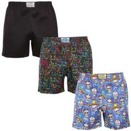 3PACK pánske trenky na spanie Styx viacfarebné (3DTP09036) L, trenírky. Vychutnajte si luxusný odpočinok s pánskymi trenkami na spaní Styx
Doprajte si pocit skutočného pohodlia s pánskymi trenkami na spaní od značky Styx – českého výrobcu, ktorý dbá na kvalitu a pohodlie už viac ako 30 rokov. Tieto trenky z jemného bavlneného saténu sú ako stvorené pre pokojné večery aj ničím nerušený spánok. Nadčasový komfortný strih a príjemný materiál ti zaručia, že si ich obľúbiš nielen na spanie, ale aj na relaxáciu doma.
Ľahkosť a elegancia v každom dotyku
Boxerky Styx sú vyrobené z prvotriedneho bavlneného saténu, ktorý je na dotyk neuveriteľne jemný a pritom pevný. Tento materiál výborne dýcha, odvádza vlhkosť a vďaka svojej hebkosti vás bude rozmaznávať každú noc. Ideálna voľba pre mužov, ktorí si chcú dopriať niečo výnimočné – bez kompromisov.
Klasický dizajn a pohodlný strih
Jednoduchý, nadčasový strih boxeriek dopĺňajú originálne a farebné motívy, ktoré vám zaručene zdvihnú náladu. Klasická guma v páse, ktorá drží presne tak, ako má – ani netlačí, ani sa nezarezáva. Voľnejší strih ti zabezpečí dostatok priestoru pri spánku aj pri domácom pohodlí. Tieto boxerky neobmedzujú v pohybe a hodia sa pre každú postavu. Boxerky na spanie ti ponúkajú štýlový vzhľad pre tie najpokojnejšie večery a noci.
Prečo si ich zamilujete?

Prémiový materiál: Bavlnený satén je jemný a priedušný.
Maximálne pohodlie: Klasický strih s pohodlným pásom pre maximálne pohodlie.
Vyrobené kompletne v Českej republike: S dôrazom na kvalitu a poctivé remeslo.

Spodná bielizeň Styx patrí medzi najobľúbenejšie
Česká značka Styx je medzi zákazníkmi známy predovšetkým pre svoje boxerky s originálnymi vzormi v výrazných farbách. Hlavným dôvodom obľúbenosti tejto značky sú však príjemné materiály a skvelé strihy, ktoré sme vyskúšali na vlastnej koži. Styx totiž patrí medzi naše súkromné značky a za kvalitu produktov sa zaručujeme.
Ako sa starať o boxerky Styx
Aby vám vaše obľúbené spodné prádlo vydržalo čo najdlhšie, odporúčame dodržiavať nasledujúce pokyny na údržbu.

Pranie: Boxerky odporúčame prať na 30 °C. Nižšia teplota je šetrnejšia k jemnému bavlnenému saténu a zároveň postačuje na odstránenie nečistôt. Používaj jemné pracie prostriedky bez bielidiel, ktoré zachovajú kvalitu aj farbu materiálu.
Sušenie: Tieto boxerky nepatria do sušičky – vysoké teploty môžu poškodiť jemné vlákna saténu. Ideálne sušiť voľne na vzduchu, najlepšie rozložené alebo zavesené mimo priameho slnka, aby sa zabránilo vyblednutiu.
Žehlenie: Áno, boxerky je možné žehliť. Odporúčame nízku teplotu vhodnú pre bavlnu a ideálne žehliť naruby. Tak ochrániš povrchovú štruktúru saténu aj prípadný potlač.

Tip: Staň sa odborníkom na údržbu spodnej bielizne vďaka radám v našom článku a dopraj svojim obľúbeným kúskom starostlivosť, ktorú si zaslúžia.
