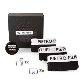 Pánska darčeková sada 3PACK boxerky a vazelína na intimné partie Pietro Filipi (4PAZ1) L, trenky. Luxusné boxerky a vazelína pre maximálne pohodlie vašich intímnych partií
Štýl, pohodlie a starostlivosť v jednom balení! Darčekové balenie pre mužov obsahuje tri výnimočné boxerky Pietro Filipi pre maximálne pohodlie a jemnú vazelínu pre dokonalú starostlivosť o vaše intímne partie. Praktický a originálny darček, ktorý poteší každého muža! To všetko v elegantnej škatuľke z čierneho kartónu, ktorú stačí ozdobiť mašličkou.
Čo darčeková súprava Pietro Filipi obsahuje

3 kusy pohodlných boxeriek Pietro Filipi s gumičkou v páse a logom


1 balenie intímnej vazelíny Pietro Filipi, ktorá vám zaistí pohodlie aj počas tých najnáročnejších dní

Pánske boxerky Pietro Filipi zaručujú pohodlie počas celého dňa
Priliehavé boxerky Pietro Filipi sú vyrobené z kvalitnej zmesi bavlny a elastanu, ktorá je príjemná na pokožku, dobre odvádza vlhkosť a dokonale sa prispôsobí vášmu telu. Boxerky majú dlhšie nohavice, takže vám zabezpečia pohodlie počas dlhého dňa v práci a pri športových aktivitách. Pás dobre drží tkaná guma s logom Pietro Filipi, ktorá dodáva spodnej bielizni moderný švih. Minimalistický dizajn je ideálny do každého pánskeho šatníka a na každú príležitosť.
Vazelína intimiek vám poskytne ochranu aj v náročných situáciách
Pre každého, kto sa chce cítiť pohodlne, či už ide o beh, cyklistiku alebo len aktívny deň na nohách. Táto športová vazelína Pietro Filipi je vyrobená pre každého, kto chce zabrániť podráždeniu a odreninám na citlivých miestach, ako sú stehná, slabiny alebo podpazušie. Vďaka jedinečnej kombinácii chladivého mentolu, hojivého nechtíka lekárskeho a slnečnicového oleja poskytuje spoľahlivú ochranu a jeho ľahká, svieža vôňa vás bude sprevádzať počas celého dňa.
Prečo sa oplatí kúpiť darčekovú súpravu Pietro Filipi Boxer a vazelína

Praktický darček pre každého muža. Bielizeň je obľúbená nielen pod vianočným stromčekom, ale bude vám robiť radosť po celý rok.


Kvalitný materiál a nadčasový dizajn. Jednoduchá a zároveň luxusná spodná bielizeň si nájde miesto v šatníku každého muža.


Kozmetika pre skutočných mužov. Vazelína na intímne partie vám zaistí úplný komfort aj počas náročných dní.


Elegantné balenie. Jednoduchú čiernu kartónovú škatuľku stačí ozdobiť veľkou mašľou - nič viac nie je potrebné.

Spodná bielizeň Pietro Filipi pre všetkých štýlových mužov
Značka Pietro Filipi má na českom trhu dlhoročnú tradíciu. Pôvodne sa značka špecializovala na moderné oblečenie pre biznis, ktoré si obľúbili tisíce ľudí nielen u nás, ale aj na zahraničných trhoch. Spodná bielizeň Pietro Filipi pokračuje v tradícii špičkových výrobkov s moderným dizajnom, ktoré osviežia váš šatník a budú vám vyhovovať. Boxerky sú vyrobené v Turecku.
Ako sa starať o novú spodnú bielizeň
Aby vaše nové boxerky vydržali čo najdlhšie, odporúčame dodržiavať tieto rady.

Pranie: Boxerky perte na bežnú teplotu 40 °C, aby ste ich zbavili nečistôt a zachovali ich tvar a farbu.


Sušenie: Boxerky môžete sušiť v sušičke alebo ich môžete nechať vysušiť na vzduchu.


Žehlenie: Ak musíte, boxerky vyžehlite pri nižšej teplote.

Tip: Staňte sa expertom na údržbu spodnej bielizne vďaka tipom v našom článku a doprajte svojim obľúbeným kúskom starostlivosť, akú si zaslúžia.