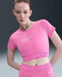 Nike Pro Womens Dri-FIT Short-Sleeve Cropped Graphic Top XS. Pohodlie a štýl pre každý pohyb Dámske tričko Nike Pro Dri-FIT s krátkym rukávom a strihom Graphic Top jeskvelou voľbou na každý tréning a voľnočasové aktivity. Ľahký a elastický materiál s technológiou Dri-FIT odvádza pot od pokožky a udržuje vás v suchu, takže sa môžete sústrediť na pohyb. Skrátený strih sa hodí na športové aj voľnočasové oblečenie a široký elastický lem udrží top bezpečne na svojom mieste. Veľké logá Nike dodávajú výrazný športový štýl. Výhody ▪ Technológia Dri-FIT: pomáha odvádzať pot a udržuje vás v suchu.▪ Ľahký a elastický materiál: prispôsobí sa vášmu pohybu.▪ Skrátený strih: Moderný vzhľad, ktorý je ideálny na šport a voľný čas.▪ Široký elastický lem: Udržuje vrchný diel na mieste aj počas intenzívneho cvičenia.▪ Veľké logá Nike: Dodáva športový štýl, ktorý vám nebude chýbať.  vás udrží v pohybe a dodá sebavedomie a štýl pri cvičení.Technológia Dri-FIT. Inovatívna polyesterová tkanina navrhnutá tak, aby vás udržala v suchu a vy ste mohli dlhšie naplno športovať. Jedinečná, vysoko funkčná konštrukcia z mikrovlákna Dri-FIT podporuje prirodzený chladiaci systém tela tým, že odvádza pot a rozvádza ho po povrchu oblečenia, aby sa rýchlo odparoval. Oblečenie Dri-FIT funguje najlepšie ako základná vrstva alebo pri samostatnom nosení - priamy kontakt s telom vás udrží v suchu. Materiál Dri-FIT sa tiež dokáže vysporiadať s potom počas celej životnosti odevu  .
