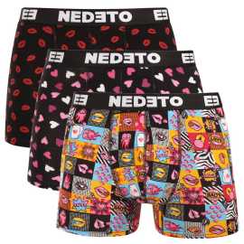 3PACK pánske boxerky Nedeto Valentín viacfarebné (3NBVL01) XL, trenky. Vnesiete trochu humoru do svojho šatníka s boxerkami Nedeto
Zbavte sa nudy a pridajte do svojho šatníka zdravú dávku štýlu a originality! Pánske boxerky Nedeto s originálnymi potlačami vás rozosmejú hneď ráno a poskytnú vám dokonalé pohodlie po celý deň. Sú ideálne pre každého, kto sa nebojí byť trochu hravý – či už ich nosíte v práci, pri relaxovaní doma alebo na výlete.
Pohodlný materiál pre ideálne pohodlie
Boxerky sú vyrobené z mäkkého a priedušného materiálu z bavlny s prímesou elastanu, vďaka čomu sa prispôsobia vášmu telu bez toho, aby vás akokoľvek obmedzovali. Materiál je jemný k pokožke, dobre odvádza vlhkosť a vďaka elastanu si boxerky zachovávajú svoj tvar aj po opakovanom praní.
Výrazný dizajn, ktorý vás pobaví
Zábavný potlač vytvára svieži a veselý vzhľad, ktorý vám zaručene zdvihne náladu. Ak hľadáte spodnú bielizeň, ktorá je nielen pohodlná, ale aj originálna, táto je tá pravá. Tkaný elastický pás je diskrétny a nenarušuje celkový vzhľad, pričom spoľahlivo drží boxerky na mieste bez toho, aby sa zarezával. Priliehavý strih s dlhšími nohavicami je navrhnutý tak, aby sa boxerky neposúvali ani nevyťahovali. Vďaka tomu sú vhodné nielen na každodenné nosenie, ale aj do kancelárie, na cestovanie, ľahké športové aktivity alebo relaxovanie cez víkend.
Prečo vyskúšať boxerky Nedeto

Naša značka Nedeto: Kvalita, ktorú sami garantujeme a testujeme.
Originálny dizajn: Hravý štýl, ktorý vás rozosmeje.
Pohodlný materiál a strih: Vhodné na každodenné nosenie, relax a voľný čas.

Česká značka Nedeto ponúka kvalitné spodné prádlo za skvelú cenu
Nielenže predávame spodné prádlo Nedeto, ale tiež stojíme za jeho výrobou. To znamená, že sme ho sami starostlivo otestovali a ručíme zaň. Či už si objednáte boxerky alebo ponožky, vždy sa môžete tešiť na prvotriednu kvalitu za rozumnú cenu. Značka Nedeto má niečo pre mužov aj ženy – v našej ponuke nájdete aj štýlové nohavičky (vrátane nohavičiek na menštruáciu). Výrobky Nedeto sa vyrábajú v Turecku.
Ako sa starať o boxerky Nedeto
Aby vaše obľúbené boxerky dlho vyzerali ako nové, odporúčame dodržiavať tieto pokyny na údržbu.

Pranie: Boxerky perte na 30 °C, najlepšie naruby. Tým ochránite potlač a farbu. Používajte jemný prací prostriedok bez agresívnych bielidiel, ktoré by mohli poškodiť elastické vlákna alebo potlač.
Sušenie: Nesušte v sušičke. Sušte na rovnej ploche, ale vyhnite sa priamemu slnečnému žiareniu, aby nedošlo k vyblednutiu farieb.
Žehlenie: Áno, boxerky môžete žehliť na nízkej teplote, ideálne naruby, aby nedošlo k poškodeniu vzoru a elastických vlákien.

Tip: Staňte sa odborníkom na starostlivosť o spodnú bielizeň vďaka tipom v našom článku a poskytnite svojim obľúbeným kúskom starostlivosť, ktorú si zaslúžia.