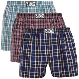 3PACK pánske trenky Styx klasická guma viacfarebné (3A30371) M, trenírky. Česká kvalita a maximálny komfort
Doprajte si štýl a pohodlie s pánskymi šortkami Styx v pestrých farbách a originálnom dizajne. Šortky Styx sa navrhujú a vyrábajú v Českej republike, čo zaručuje nielen prvotriednu kvalitu, ale aj podporu miestnej výroby. Vďaka ich zábavným potlačiam a pohodlnému strihu budete hviezdou každého dňa.
Mäkký materiál pre celodenné pohodlie
Šortky Styx sú vyrobené zo 100 % bavlny, ktorá ponúka mäkkosť a priedušnosť aj pri celodennom nosení. Tento prírodný materiál je jemný k pokožke a vhodný aj pre mužov s citlivou pokožkou. Materiál je ľahký, takže je vhodný na každodenné aktivity a leňošenie na gauči, a zároveň dostatočne odolný, aby vydržal časté pranie.
Originálny dizajn a pohodlné nosenie
Šortky Styx vnesú do vášho šatníka hravosť a jedinečný štýl vďaka odvážnym farbám a originálnym potlačiam. Klasický elastický pás zaručuje pohodlné nosenie bez nepríjemného zarezávania. Voľný strih poskytuje maximálnu voľnosť pohybu a je ideálny na bežné nosenie, leňošenie doma alebo ako pohodlné pyžamo.
Prečo si zaobstarať šortky Styx?

Vyrobené v Českej republike s dôrazom na kvalitu a precíznosť.


Materiál zo 100 % bavlny pre mäkkosť a pohodlie.


Originálne a zábavné vzory, ktoré vás odlíšia.

Kvalita z Českej republiky, to je spodná bielizeň Styx
Spodná bielizeň Styx sa kompletne vyrába v Českej republike. Táto tradičná česká značka s viac ako 30-ročnou históriou dbá na kvalitu svojich výrobkov a využíva moderné technológie a tradičné postupy na zabezpečenie najvyššej kvality a pohodlia. Styx je navyše jednou z našich privátnych značiek, ktorým venujeme maximálnu starostlivosť a prikladáme ruku k dielu za ich výkon - pretože sme ich otestovali na sebe.
Ako sa starať o šortky Styx
Ak chcete zachovať kvalitu a pohodlie svojich šortiek, postupujte podľa týchto pokynov:

Pranie: Perte pri maximálnej teplote 30 °C, aby ste zachovali intenzívne farby a mäkkosť bavlny.


Sušenie: Neodporúčame sušenie v bubnovej sušičke, radšej ich nechajte voľne uschnúť na vzduchu.


Žehlenie: Šortky môžete žehliť pri nízkej teplote, aby mali hladký vzhľad.

Tip: Staňte sa expertom na údržbu spodnej bielizne vďaka tipom v našom článku a doprajte svojim obľúbeným kúskom starostlivosť, akú si zaslúžia.
