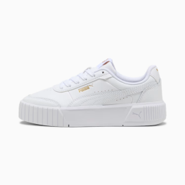 Puma Carina Mia Jr 37. Puma Carina 2.0: Pohodlie z 80. rokov v modernom kabáte Predstavujeme ti Puma Carina 2.0! Inšpirovaná dizajnom z 80. rokov, táto teniska kombinuje klasický tenisový štýl s pohodovou atmosférou kalifornských plážových mestečiek. Carina si zachovala svoj obľúbený vzhľad, ale do novej sezóny prichádza s pár sviežimi detailmi – širšie línie na päte a perforácia na špičke jej dodávajú extra šmrnc. A čo je na tom najlepšie? Vložka SOFTFOAM+ ti zabezpečí mäkké polstrovanie a pohodlie po celý deň. Výhody   Širšie línie na päte pre moderný vzhľad.  Perforácia na špičke pre väčší štýl.  Mäkké polstrovanie vďaka vložke SOFTFOAM+.  Komfort po celý deň. Podrážka - guma  S gumovou podrážkou sa proste nedá nič pokaziť. Dlho vydrží, ľahko sa čistí a má skvelú trakciu.InformácieNano impregnácia Star Laces. Na trhu je veľa produktov s takzvanou nano technológiou, ale len máloktorý má taký vysoký podiel účinných látok ako nano impregnácia Star Laces. Preukázaná účinnosť tejto nano impregnácie bola testovaná na všetky druhy obuvi, športového a outdoorového oblečenia, rukavíc, čiapok, tašiek, batohov, dáždnikov a stanov. Prihoď si jednu do košíka tu.