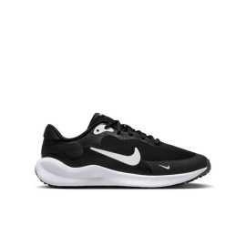 Nike Revolution 7 38,5. Revolution 7 je vybavená mäkkým tlmením a oporou, ktoré by mohli zmeniť tvoj postoj k behaniu. Štýlová ako vždy, pohodlná, keď sa guma stretne s asfaltom, a výkonná, keď dôjde na tvoje požadované tempo. Je to evolúcia fanúšikov obľúbeného modelu, ktorý ti ponúka mäkkú a hladkú jazdu.Horná Sieťovina. Je taká ľahká, že ani nebudete vedieť, že ju máte na sebe. A okrem toho vám poskytne potrebnú oporu presne tam, kde ju potrebujete.Medzipodošva - EVA  Základná technológia používaná u väčšiny modelov tenisiek, ktorá sa vyznačuje dobrou tlmivosťou a responzivitou. Čo sa týchto dvoch vlastností týka, existujú lepšie technológie s väčším tlmením a návratom energie. EVA (alebo tiež Ethylenvinylacetát) je ale oproti nim cenovo dostupnejšia a často vhodnejšia. Nie vždy totiž potrebuješ tú najmäkšiu topánku.Podrážka - guma  S gumovou podrážkou sa proste nedá nič pokaziť. Dlho vydrží, ľahko sa čistí a má skvelú trakciu.