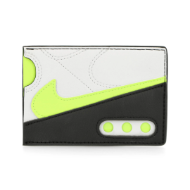 Nike Icon Air Max 90 Wallet OS. Praktická peňaženka na každodenné použitie  Peňaženka Nike Icon Air Max 90je navrhnutá tak, aby poskytovala dostatok priestoru na vaše karty, hotovosť a drobné, a zároveň bola kompaktná a ľahko prenosná. Výhody   Odolný materiál: Vyrobená z pevného a odolného polyesteru, ktorý zaručuje dlhodobú životnosť. Praktické usporiadanie: Peňaženka ponúka niekoľko priehradiek na karty, samostatné vrecko na mince na zips a priehradku na bankovky. Hlavná priehradka je zabezpečená suchým zipsom, čo umožňuje rýchly a jednoduchý prístup k obsahu.   Peňaženka je ideálna pre tých, ktorí hľadajú funkčné a štýlové riešenie na organizáciu svojich financií.