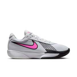 Nike G.T. Cut Academy Basketball Shoes 47,5. Pravidlo na každom ihrisku S basketbalovými topánkami Nike G.T. Cut Academy budete pripravení dominovať v hre , či už hráte v telocvični alebo na vonkajšom ihrisku. Vďaka technológii Zoom Air v prednej časti topánky vám každý odraz dodá rýchlosť a energiu, zatiaľ čo medzipodrážka z dvojitej peny dodá pohodlie aj počas dlhších herných seáns. Vzor rybej kosti na podrážke navyše ponúka vynikajúcu trakciu na rýchle zmeny smeru. Výhody  Technológia Zoom Air: citlivé odpruženie pre energický odraz. Duálna penová medzipodrážka: Poskytuje pohodlie a podporu počas celej hry. Vzor podrážky v tvare rybej kosti: Skvelá priľnavosť na rôznych povrchoch.   S teniskami Nike G.T. Cut Academy budete mať všetko, čo potrebujete, aby ste na ihrisku dominovali.Vrch - textília a syntetika  Ponúka výhodný pomer priedušnosti a odolnosti. Textília je dobre priedušná, ale zároveň ponúka zvýšenú odolnosť proti oderu a vplyvom. Je navyše na strategických miestach spevnená syntetickými prekryvmi, ktoré topánku spevňujú, robia ju odolnejšou a chránia tvoje nohy.Medzipodošva - Zoom Air  Nie je ju síce na prvý pohľad vidieť, ako Air Max, ale zato je výkonnejšia. Táto revolučná technológia používa na tlmenie tiež vzduchové bubliny. Jednu mäkšiu uprostred a druhú tvrdšiu, ktorá ju obopína. Tým sa vytvorí efekt "trampolíny" a výsledkom je nielen tlmenie, ale hlavne návrat energie, ktorý ťa doslova vystrelí do ďalšieho kroku.Podrážka - guma  S gumovou podrážkou sa proste nedá nič pokaziť. Dlho vydrží, ľahko sa čistí a má skvelú trakciu.