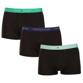 3PACK pánske boxerky Tommy Hilfiger čierne (UM0UM02763 0TG) M, trenky. Klasika, ktorá nesklame – pánske boxerky Tommy Hilfiger
Doprajte si nadčasový štýl a špičkový komfort s pánskymi boxerkami od značky Tommy Hilfiger. Vďaka prémiovému spracovaniu a ikonickému dizajnu sú tieto boxerky ideálnou voľbou pre mužov, ktorí chcú vyzerať skvele a zároveň sa cítiť pohodlne po celý deň. Perfektná kombinácia elegancie, funkčnosti a kvality, ktorá obstojí v každej situácii.
Prémiový materiál pre maximálne pohodlie
Boxerky Tommy Hilfiger sú vyrobené z jemnej, na dotyk veľmi príjemnej bavlny s prímesou umelého vlákna, ktorý im dodáva pružnosť a dlhú životnosť. Materiál je priedušný, dobre odvádza vlhkosť a prispôsobí sa tvojmu telu – ideálny ako na pokojný deň v kancelárii, tak aj na aktívne popoludnie, pretože elastický materiál ti umožní úplnú voľnosť pohybu.
Ikonyický štýl a precízny strih
Boxerky majú dlhšie nohavičky, ktoré sa nevyhrávajú a poskytujú dostatočné zakrytie a komfort. Vytkávaná guma s logom Tommy Hilfiger dodáva boxerkám elegantne športový vzhľad a zároveň drží pevne na mieste bez nepríjemného zařezávania. Strih je navrhnutý tak, aby sedel väčšine typov postáv a zdôraznil siluetu bez obmedzenia pohybu. Boxerky sú pohodlné do práce aj na domáce leňošenie, nesklamú vás pod oblekovými nohavicami ani pod letnými šortkami.
Prečo by vám boxerky Tommy Hilfiger nemali chýbať

Prémiová bavlna s elastanom: Mäkká, priedušná a pohodlná na celodenné nosenie.
Dlhšie nohavičky a vyšívaný guma: Stabilita, štýl a žiadne rolovanie.
Elegantný a nadčasový dizajn: Skvelé na každodenné aj špeciálne príležitosti.

Spodná bielizeň Tommy Hilfiger je zárukou najvyššej kvality
Značka Tommy Hilfiger sa stala ikonou amerického obliekania pred takmer 40 rokmi a jej farebnosť v odtieňoch modrej, červenej a bielej je rozpoznateľná na prvý pohľad. Všetky výrobky tejto značky spája prvotriedne spracovanie a nenápadný luxus, ktorý si môžeš dopriať každý deň. Pánske boxerky Tommy Hilfiger nájdete v šatníku štýlových mužov po celom svete, ktorí oceňujú predovšetkým ich nadčasový dizajn a materiály, ktoré vás doslova pohladia. Ocení to nielen vaše intímne partie, ktoré sa budú cítiť ako v bavlnke, ale aj vaša partnerka, ktorá sa vás bude ešte radšej dotýkať.
Ako sa starať o boxerky Tommy Hilfiger

Pranie: Per na 30 °C. Používej jemný prací prostriedok bez bielidiel, aby materiál aj farby zostali ako nové čo najdlhšie.
Sušenie: Boxerky možno sušiť v sušičke pri nízkej teplote. Odporúčame šetrný cyklus, aby si zachovali svoj tvar a pružnosť.
Žehlenie: V prípade potreby je možné ich žehliť na nižšiu teplotu. Ideálne naruby, aby nedošlo k poškodeniu gumy alebo vyblednutiu potlače.

Tip: Nájdenie ideálneho kúsku spodnej bielizne môže byť niekedy náročné. Keď už ho nájdete, starajte sa oň, aby vám vydržal čo najdlhšie. Pomôžu vám v tom vybrané pracie prostriedky a aviváže, ktoré ošetria vlákna a príjemne voňajú.